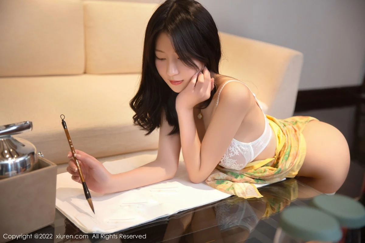 [[XiuRen秀人网]秀人网]No.5802_模特熊小诺北京旅拍黄色旗袍半脱露蕾丝内衣超薄肉丝诱惑写真80P