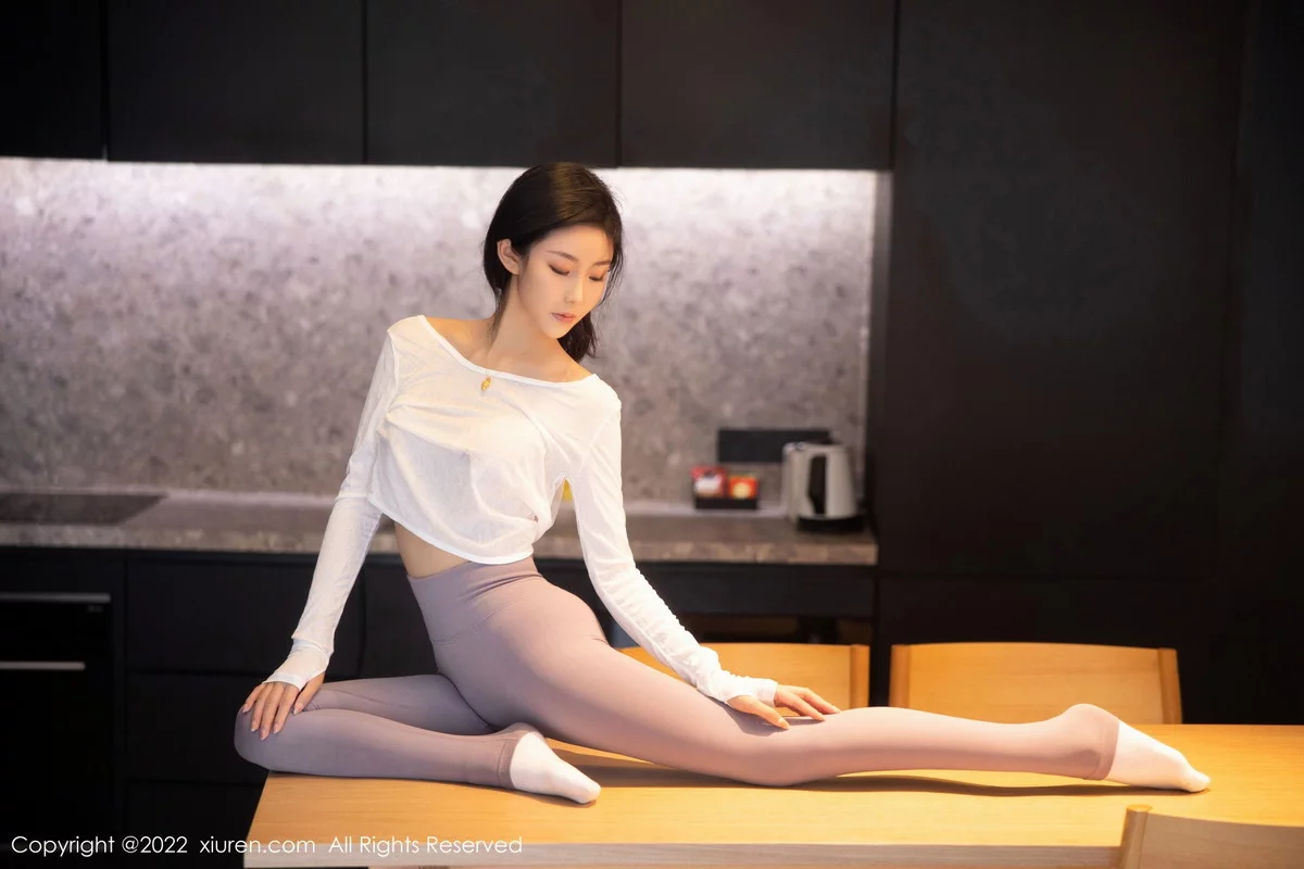 [[XiuRen秀人网]秀人网]No.5799_新人模特苏苏阿白上衣配灰色瑜伽裤秀曼妙绝美姿态撩人诱惑写真93P