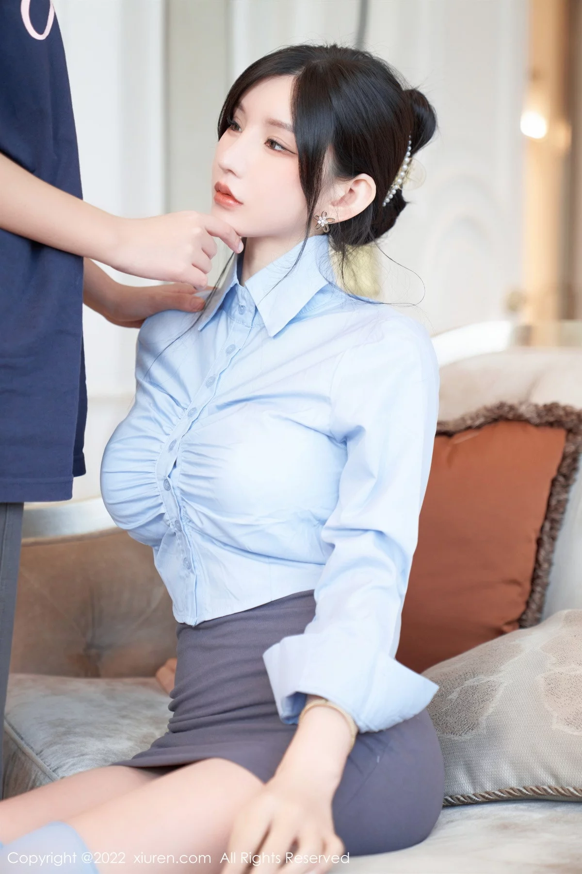 [[XiuRen秀人网]秀人网]No.5812_女神周于希Sally性感衬衫配灰短裙露蕾丝内衣配超薄肉丝诱惑写真90P