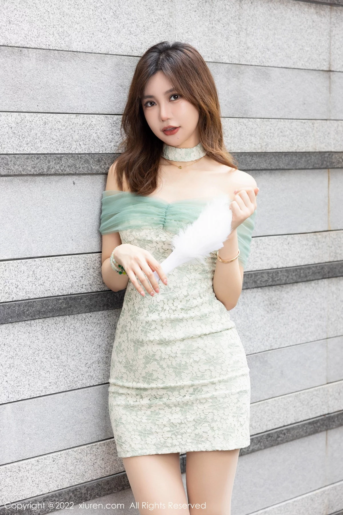 [[XiuRen秀人网]秀人网]No.5809_女神绮里嘉ula浅色露肩连衣裙露绿色蕾丝情趣内衣撩人诱惑写真70P