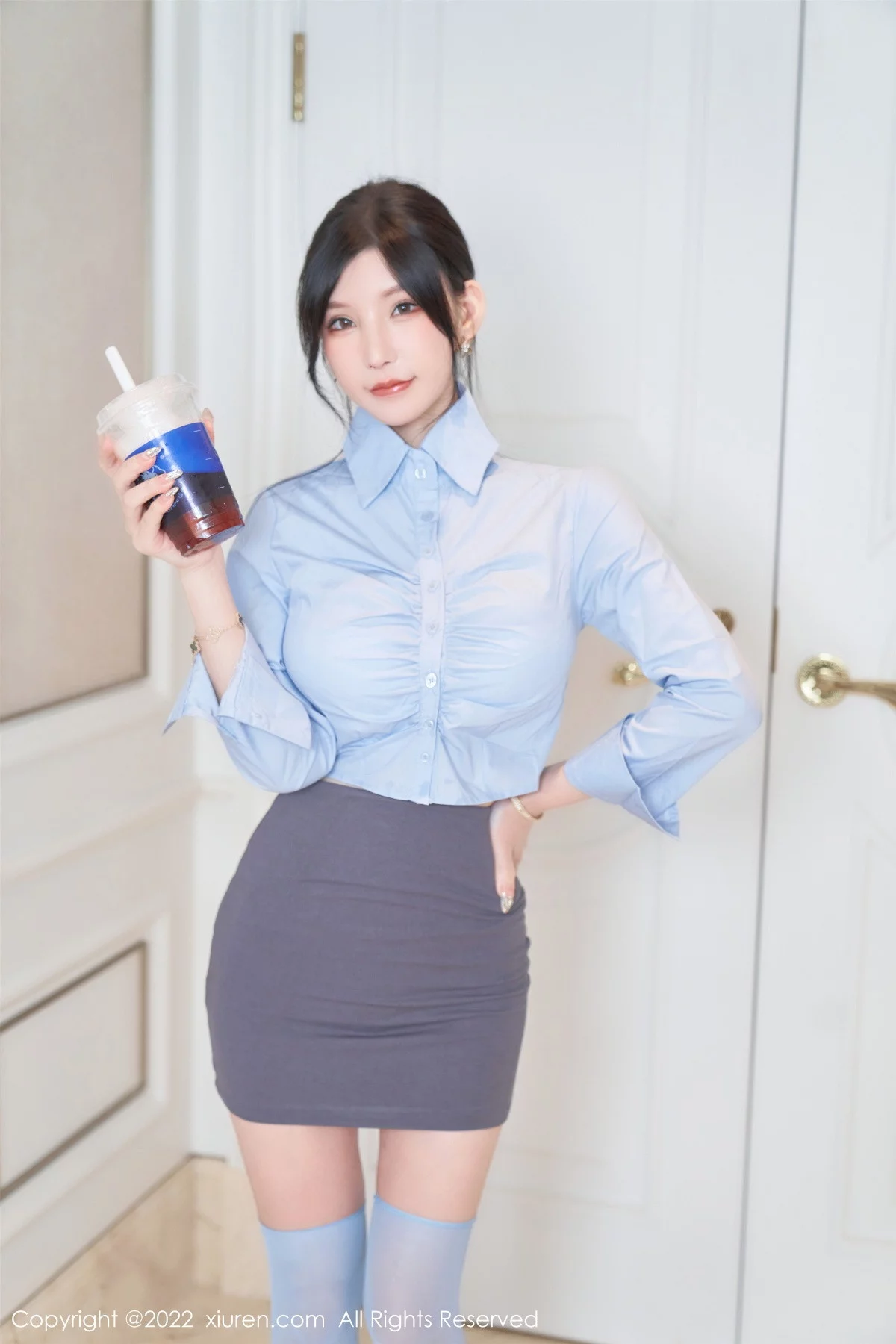 [[XiuRen秀人网]秀人网]No.5812_女神周于希Sally性感衬衫配灰短裙露蕾丝内衣配超薄肉丝诱惑写真90P