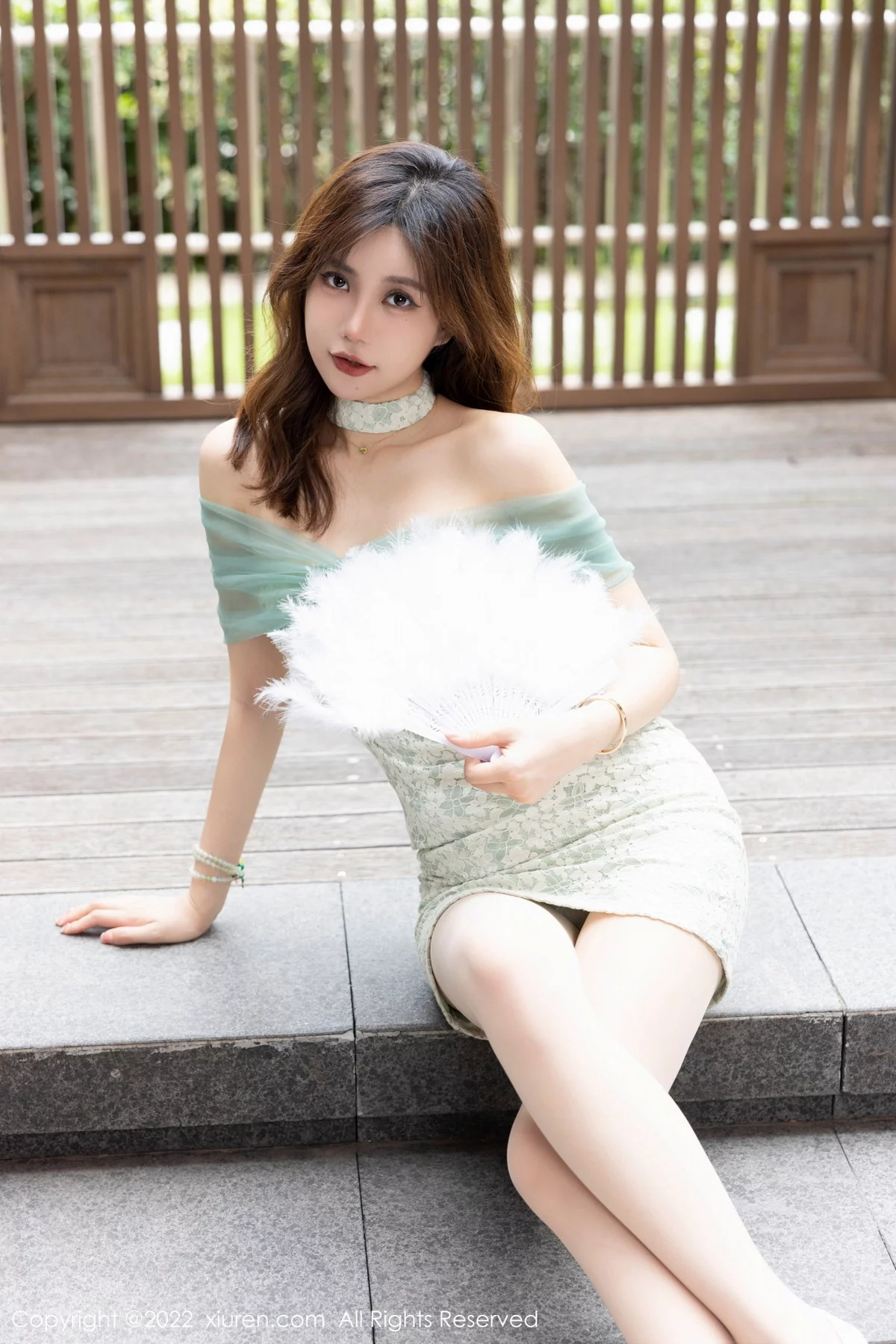 [[XiuRen秀人网]秀人网]No.5809_女神绮里嘉ula浅色露肩连衣裙露绿色蕾丝情趣内衣撩人诱惑写真70P