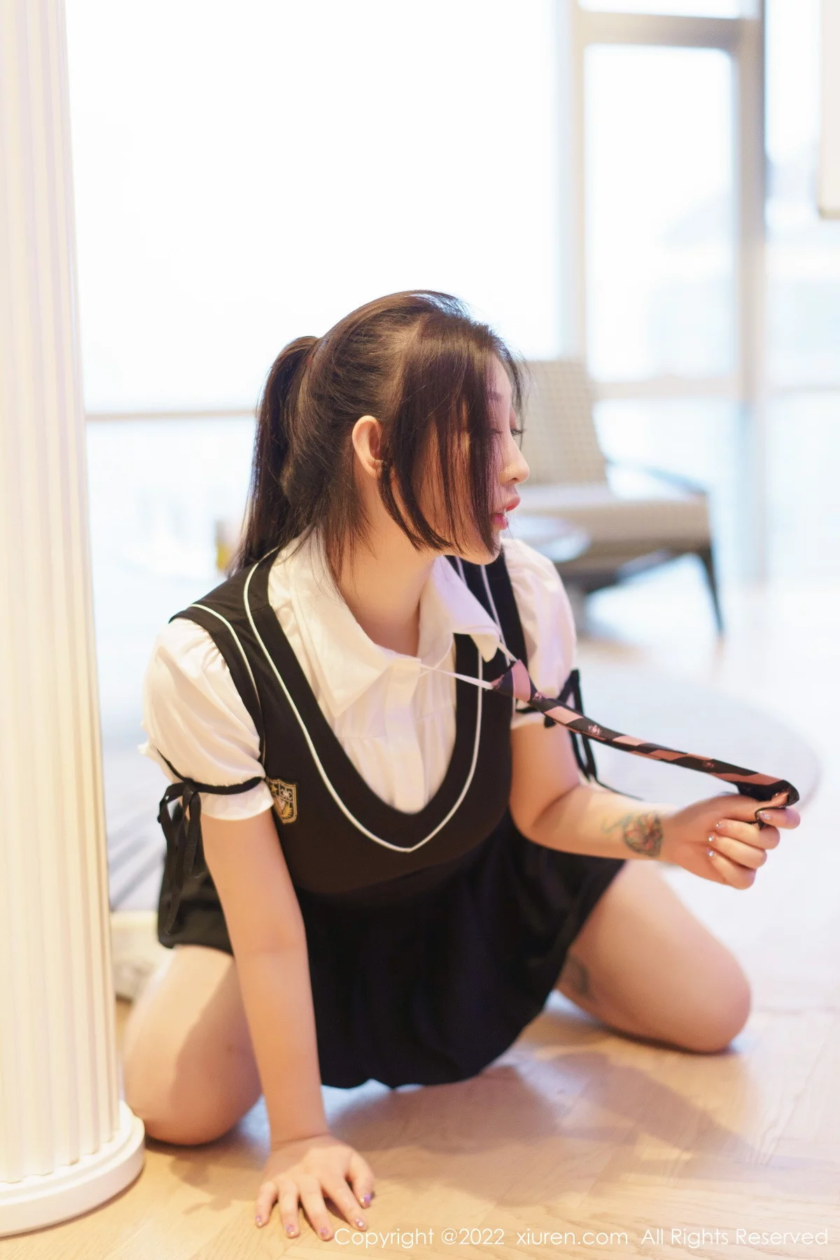 [[XiuRen秀人网]秀人网]No.5807_女神妲己_Toxic十月心愿旅拍性感学妹制服露黑色内衣诱惑写真69P