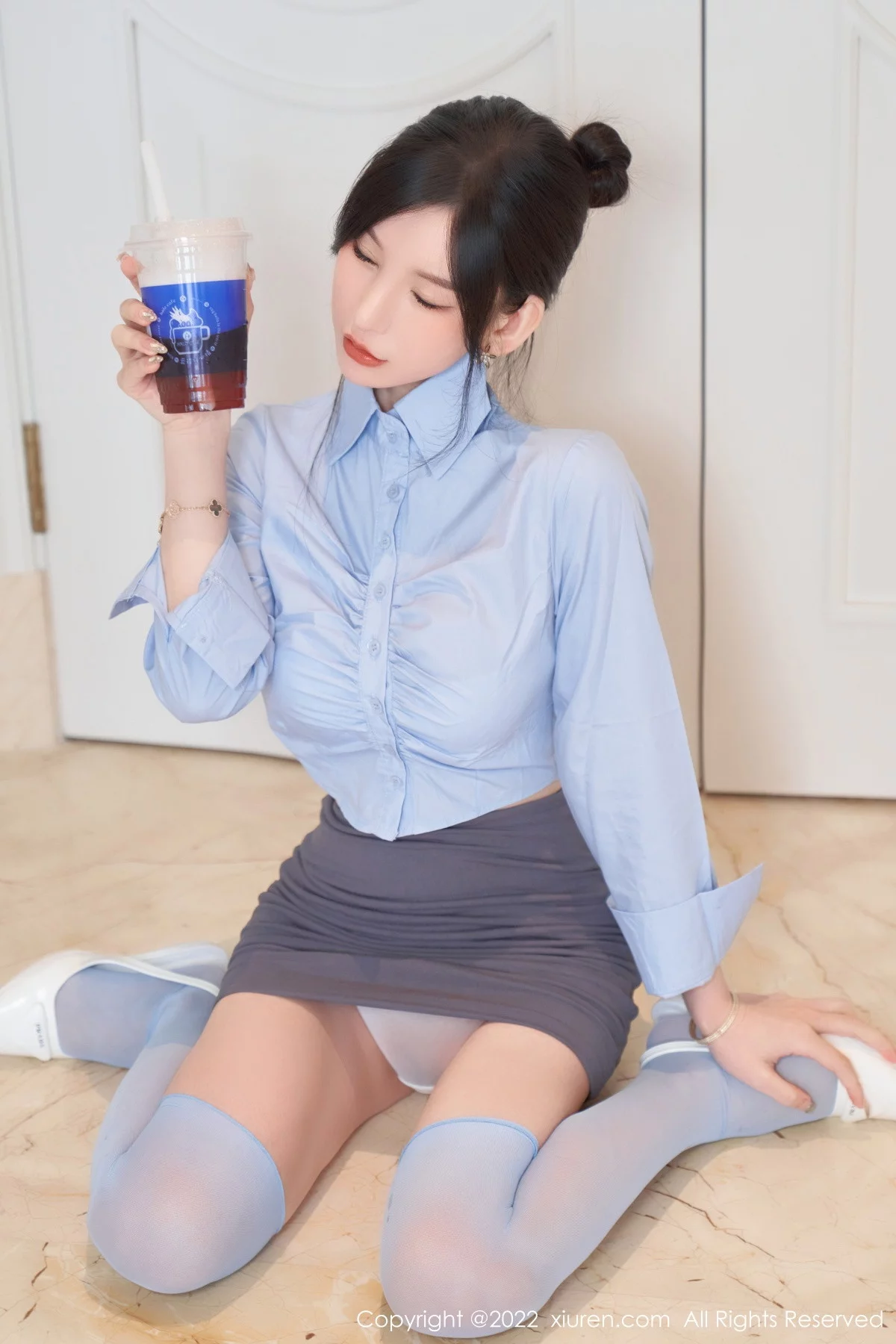 [[XiuRen秀人网]秀人网]No.5812_女神周于希Sally性感衬衫配灰短裙露蕾丝内衣配超薄肉丝诱惑写真90P