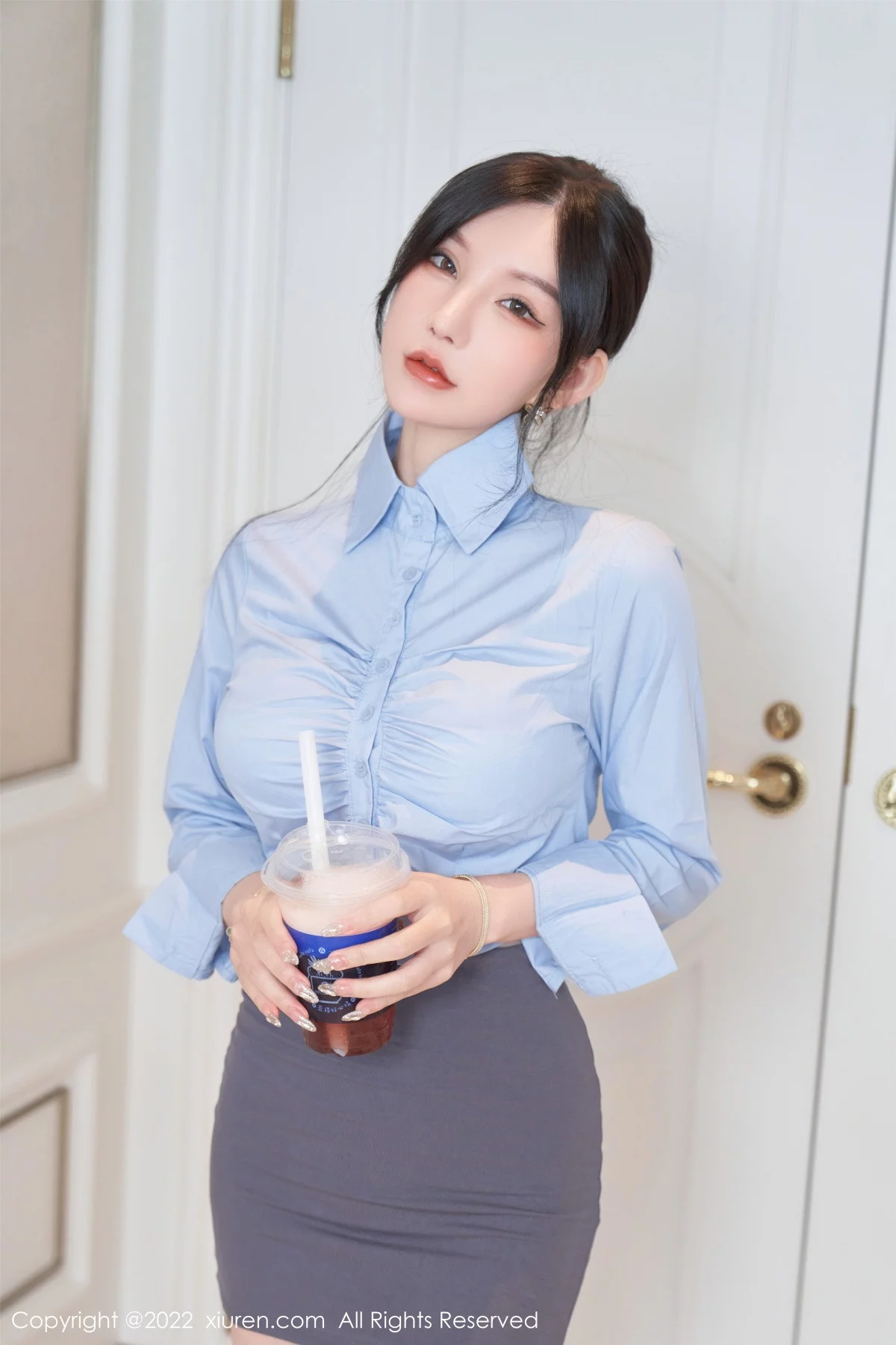 [[XiuRen秀人网]秀人网]No.5812_女神周于希Sally性感衬衫配灰短裙露蕾丝内衣配超薄肉丝诱惑写真90P