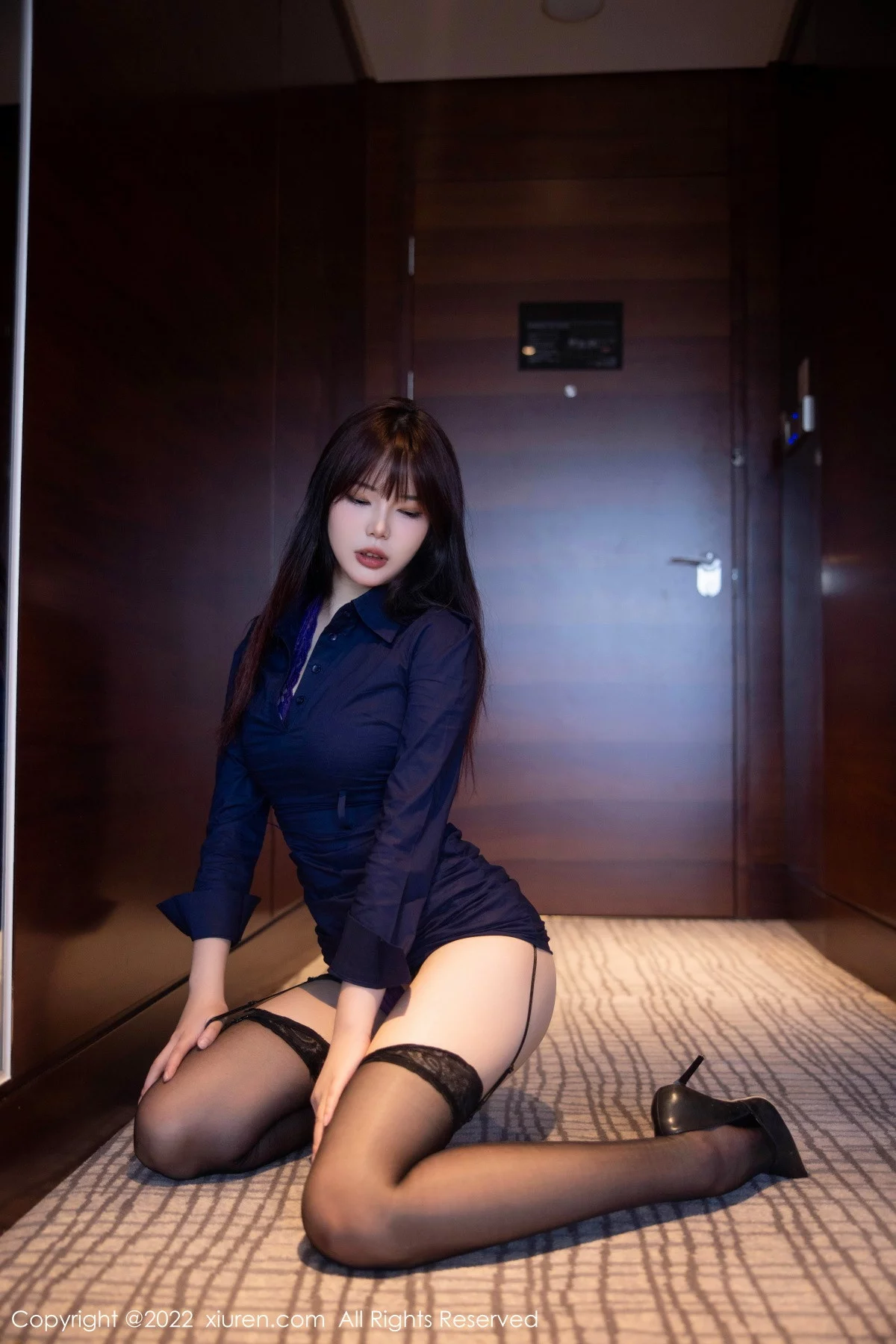 [[XiuRen秀人网]秀人网]No.5813_模特Arude薇薇脱深蓝色连衣短裙露紫色情趣蕾丝内衣诱惑写真69P