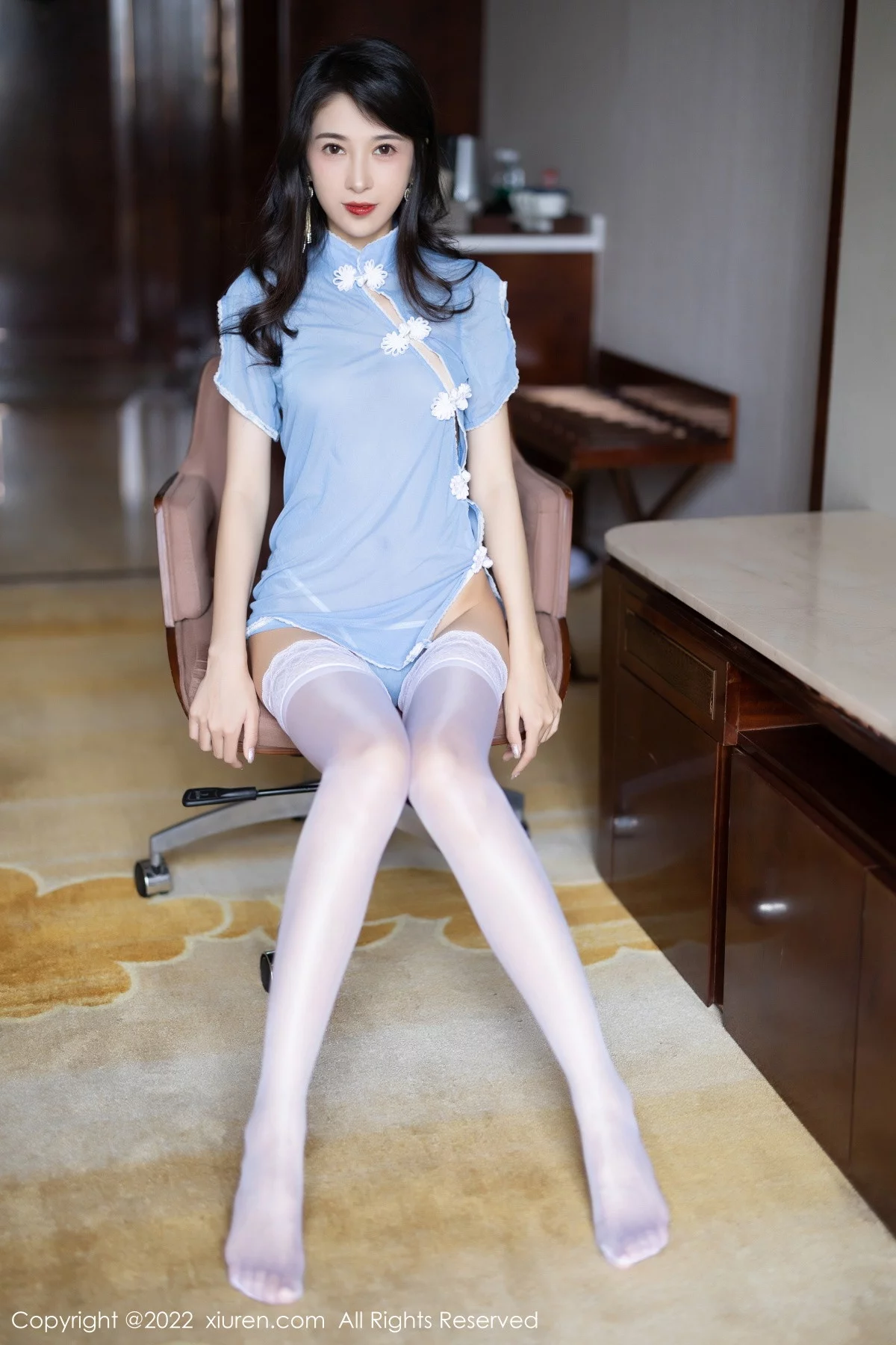 [[XiuRen秀人网]秀人网]No.5816_模特林乐一性感淡蓝短款旗袍配白色蕾丝袜秀翘臀美腿诱惑写真78P