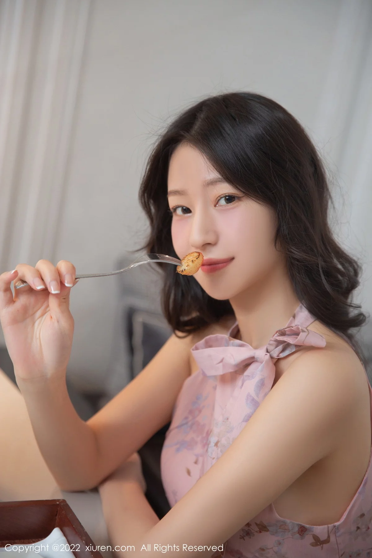 [[XiuRen秀人网]秀人网]No.5735_模特熊小诺北京旅拍下午茶主题粉灰连衣裙配原色丝袜诱惑写真78P