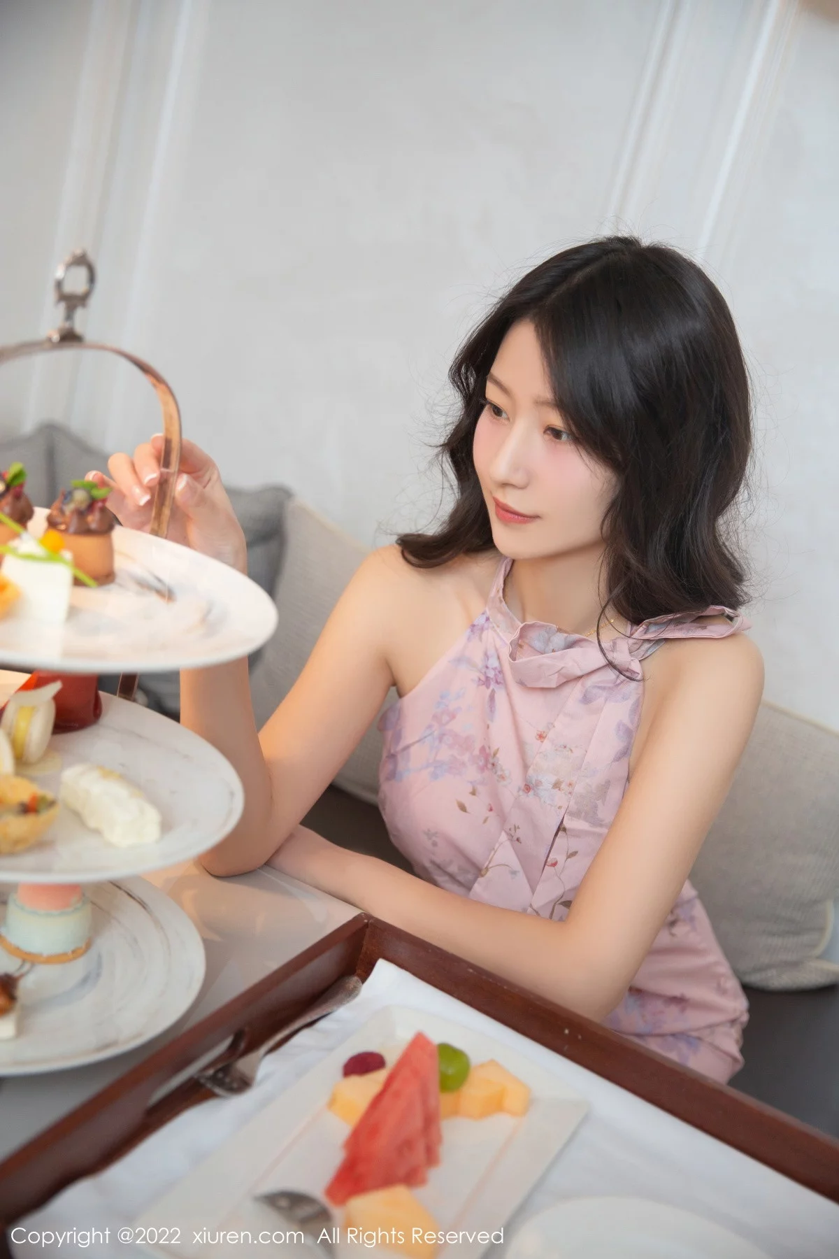 [[XiuRen秀人网]秀人网]No.5735_模特熊小诺北京旅拍下午茶主题粉灰连衣裙配原色丝袜诱惑写真78P