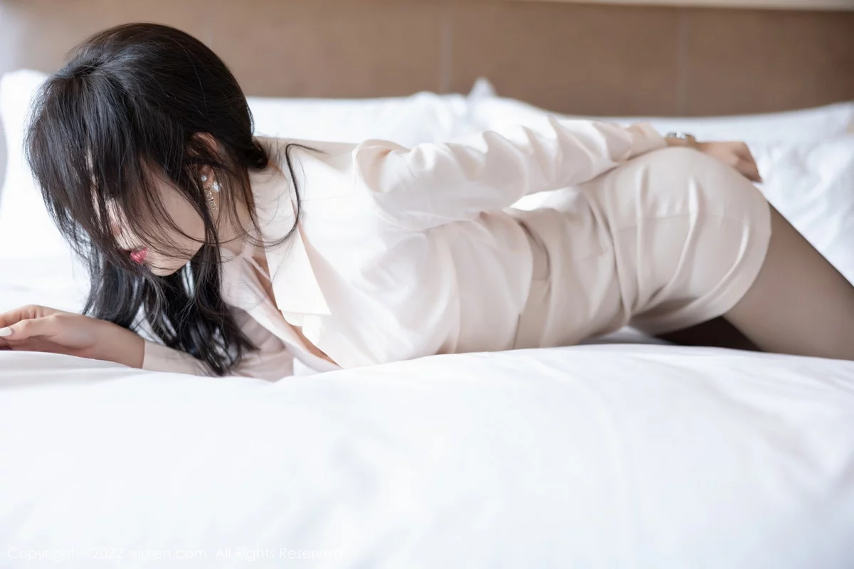 [[XiuRen秀人网]秀人网]No.5737_女神徐莉芝Booty半脱浅色套装露浅色蕾丝内衣超薄黑丝诱惑写真88P