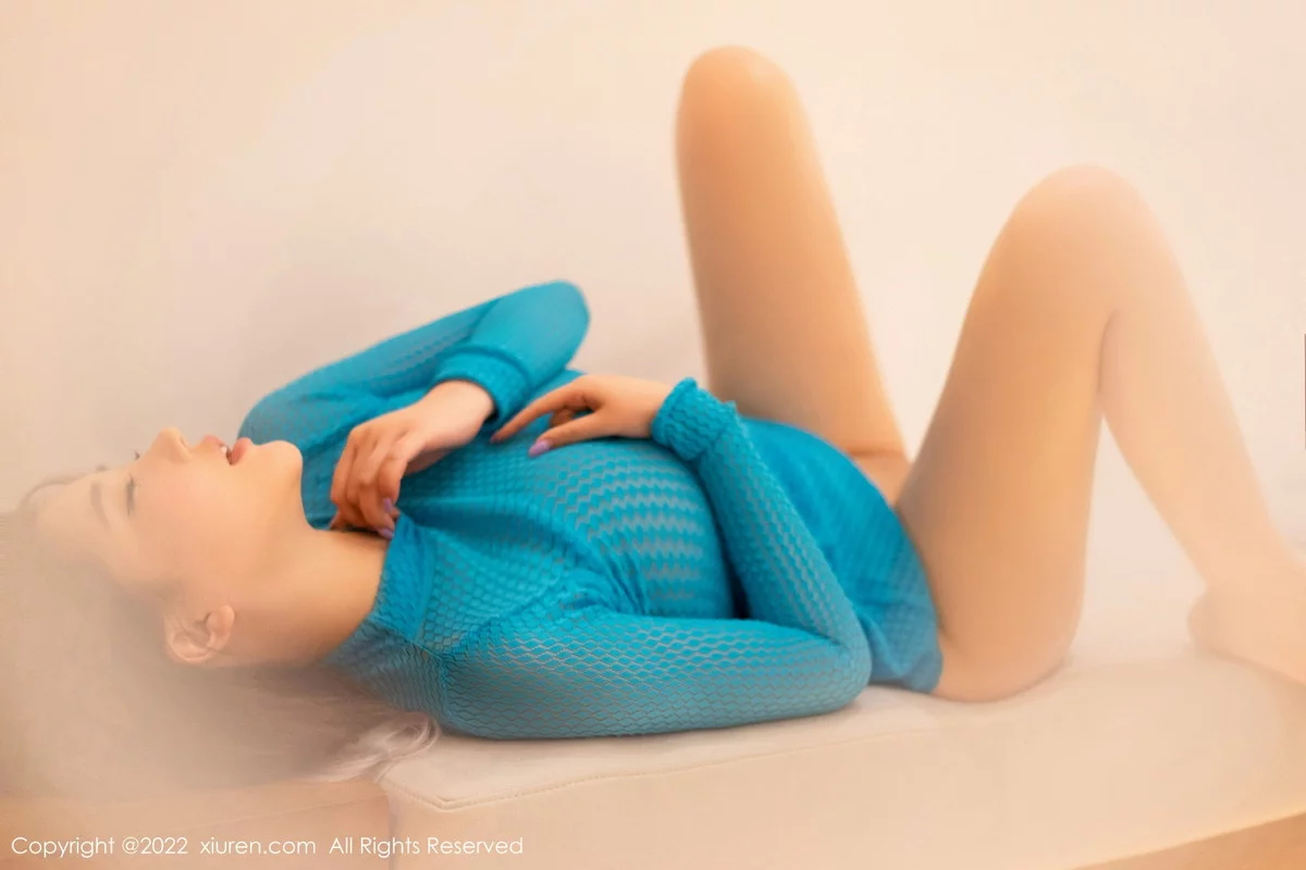 [[XiuRen秀人网]秀人网]No.5738_模特小海臀Rena西双版纳旅拍蓝色紧身套装秀豪乳翘臀诱惑写真69P