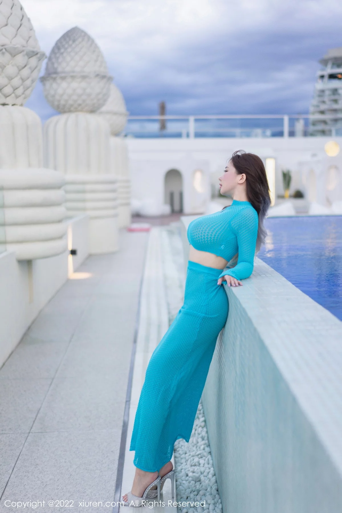 [[XiuRen秀人网]秀人网]No.5738_模特小海臀Rena西双版纳旅拍蓝色紧身套装秀豪乳翘臀诱惑写真69P