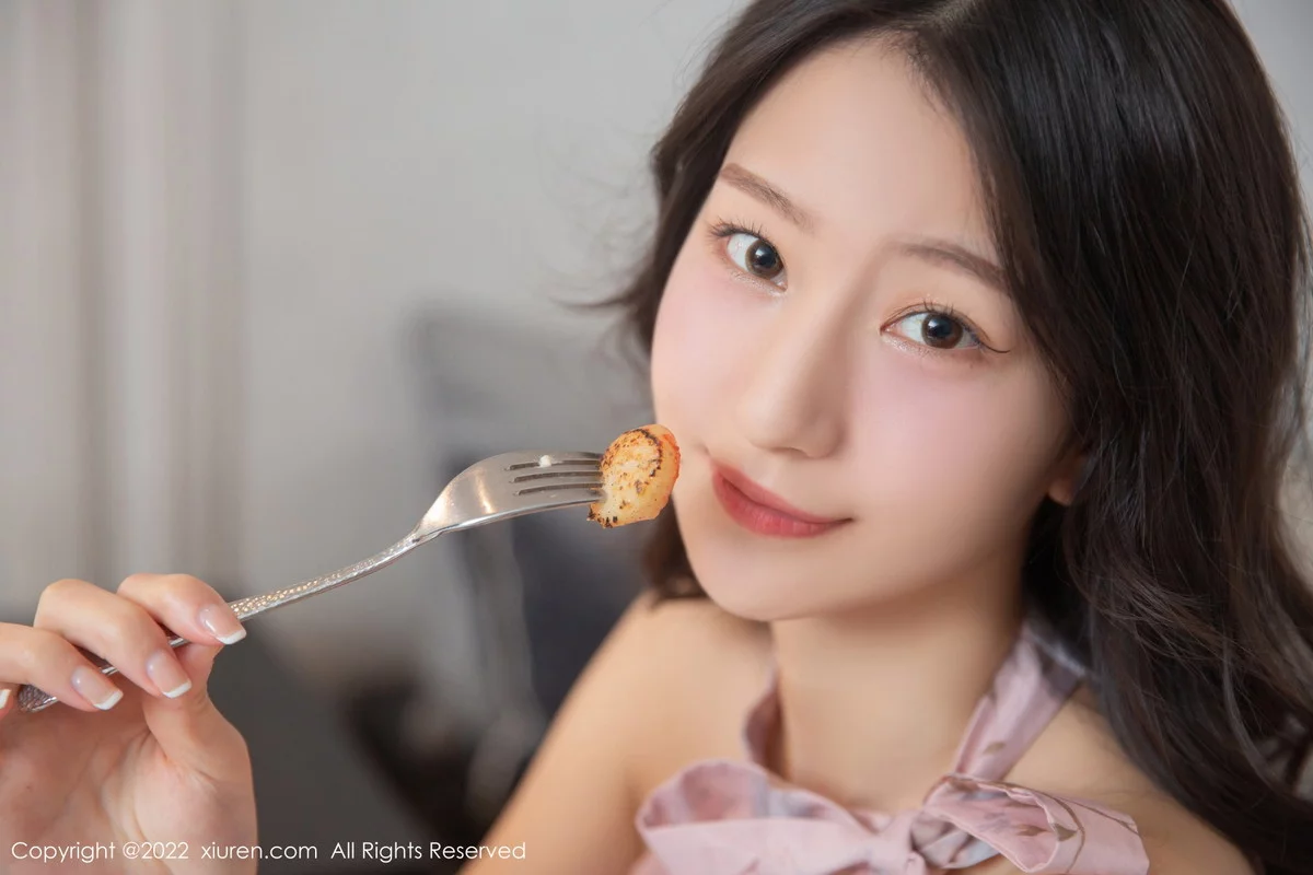 [[XiuRen秀人网]秀人网]No.5735_模特熊小诺北京旅拍下午茶主题粉灰连衣裙配原色丝袜诱惑写真78P