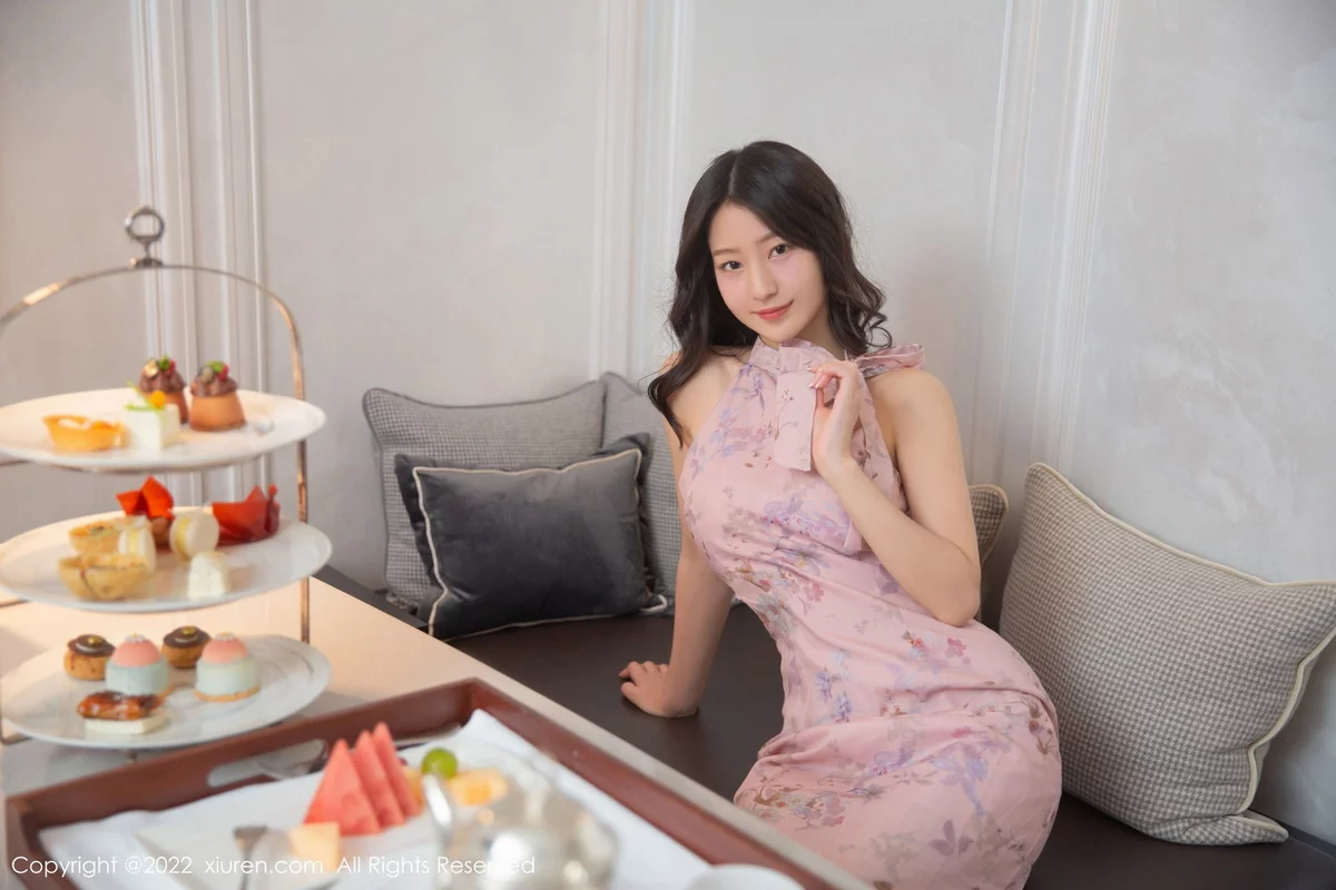 [[XiuRen秀人网]秀人网]No.5735_模特熊小诺北京旅拍下午茶主题粉灰连衣裙配原色丝袜诱惑写真78P