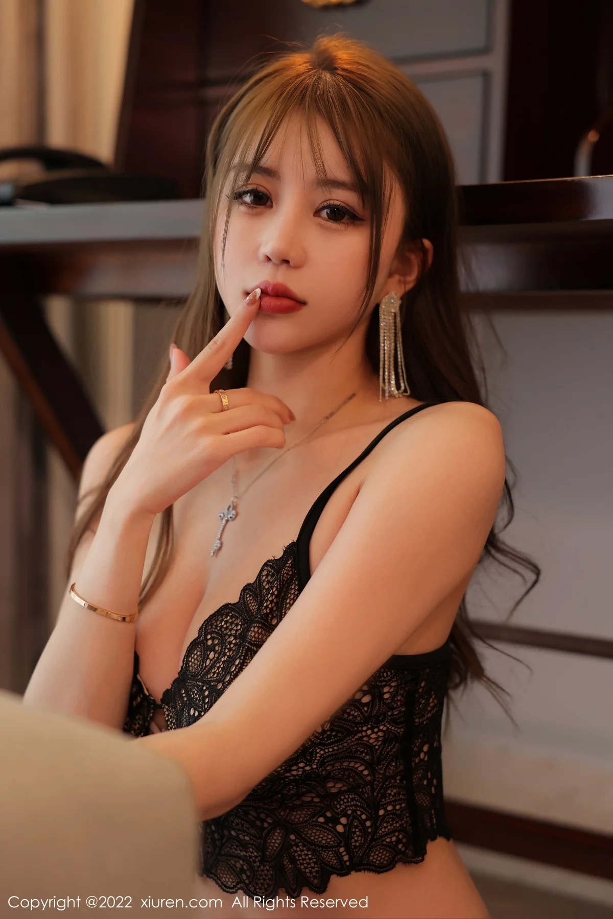 [[XiuRen秀人网]秀人网]No.5822_模特tina_甜仔海南旅拍黑色蕾丝内衣配黑丝吊袜撩人诱惑写真54P