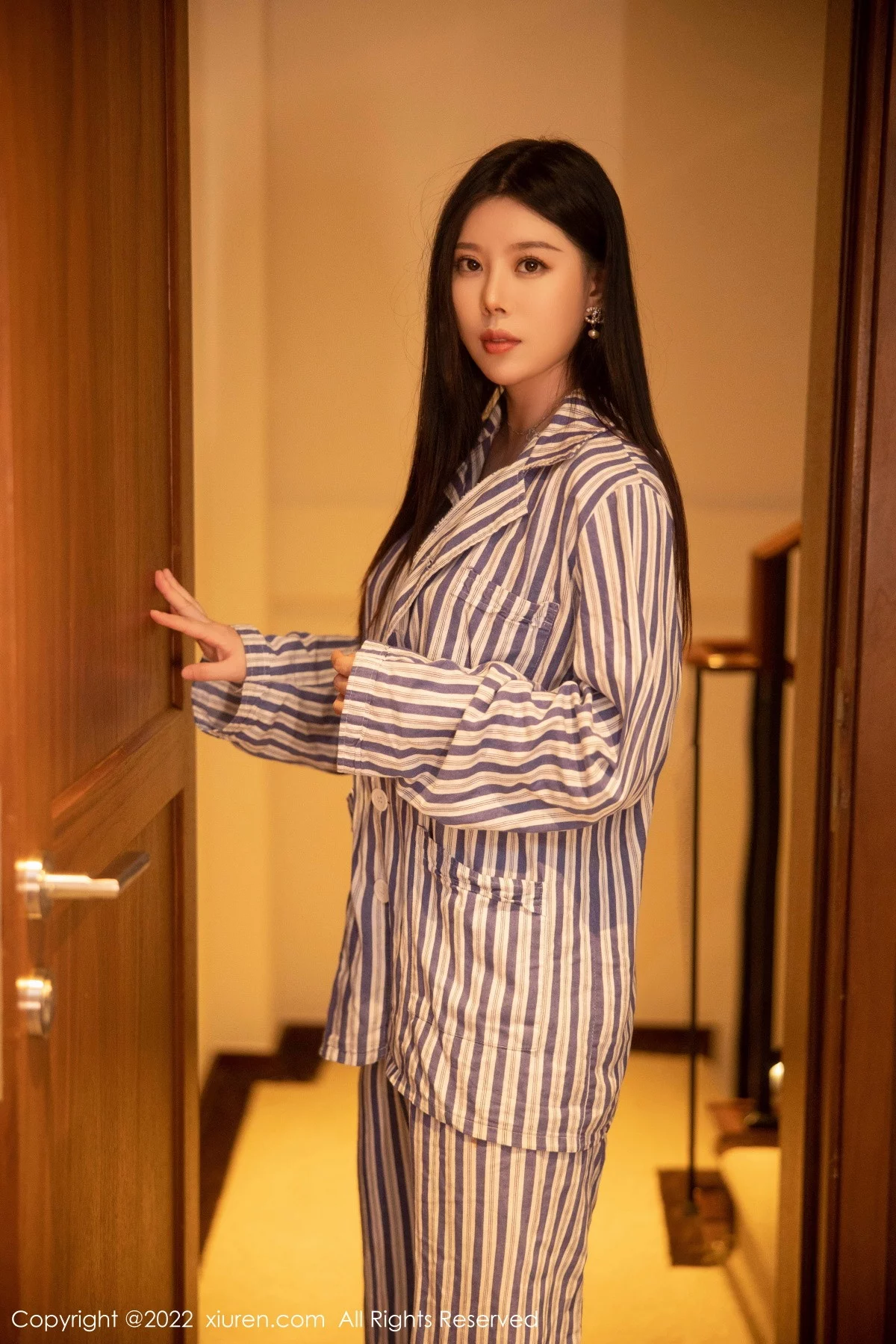 [[XiuRen秀人网]秀人网]No.5820_模特白茹雪私房脱竖条衬衫露性感粉色内衣配超薄肉丝诱惑写真82P