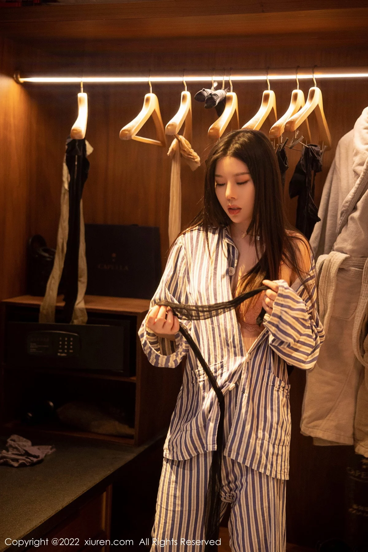 [[XiuRen秀人网]秀人网]No.5820_模特白茹雪私房脱竖条衬衫露性感粉色内衣配超薄肉丝诱惑写真82P