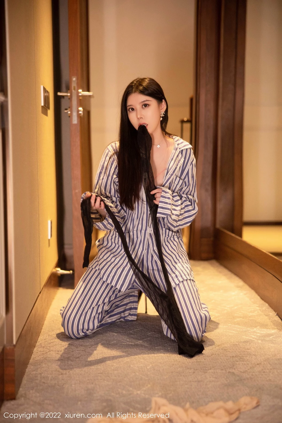 [[XiuRen秀人网]秀人网]No.5820_模特白茹雪私房脱竖条衬衫露性感粉色内衣配超薄肉丝诱惑写真82P