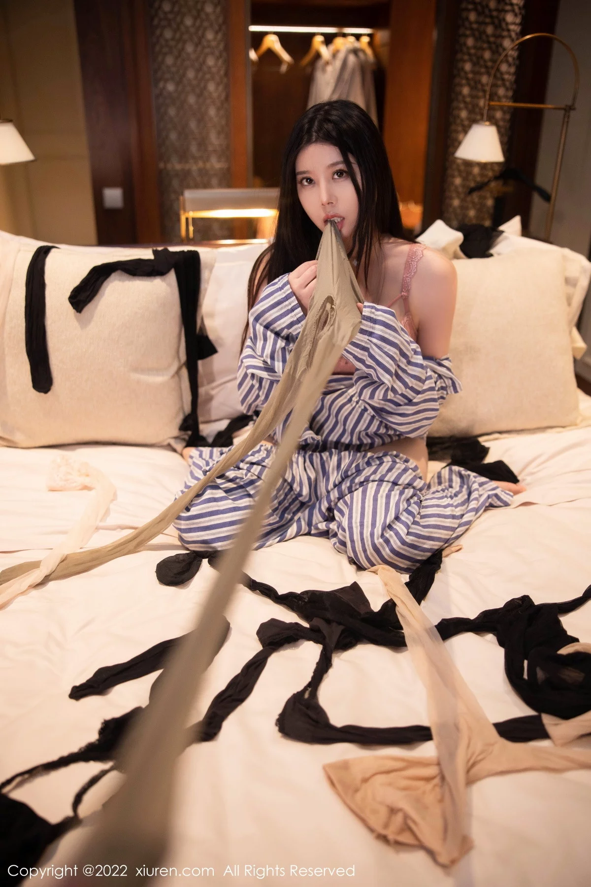 [[XiuRen秀人网]秀人网]No.5820_模特白茹雪私房脱竖条衬衫露性感粉色内衣配超薄肉丝诱惑写真82P