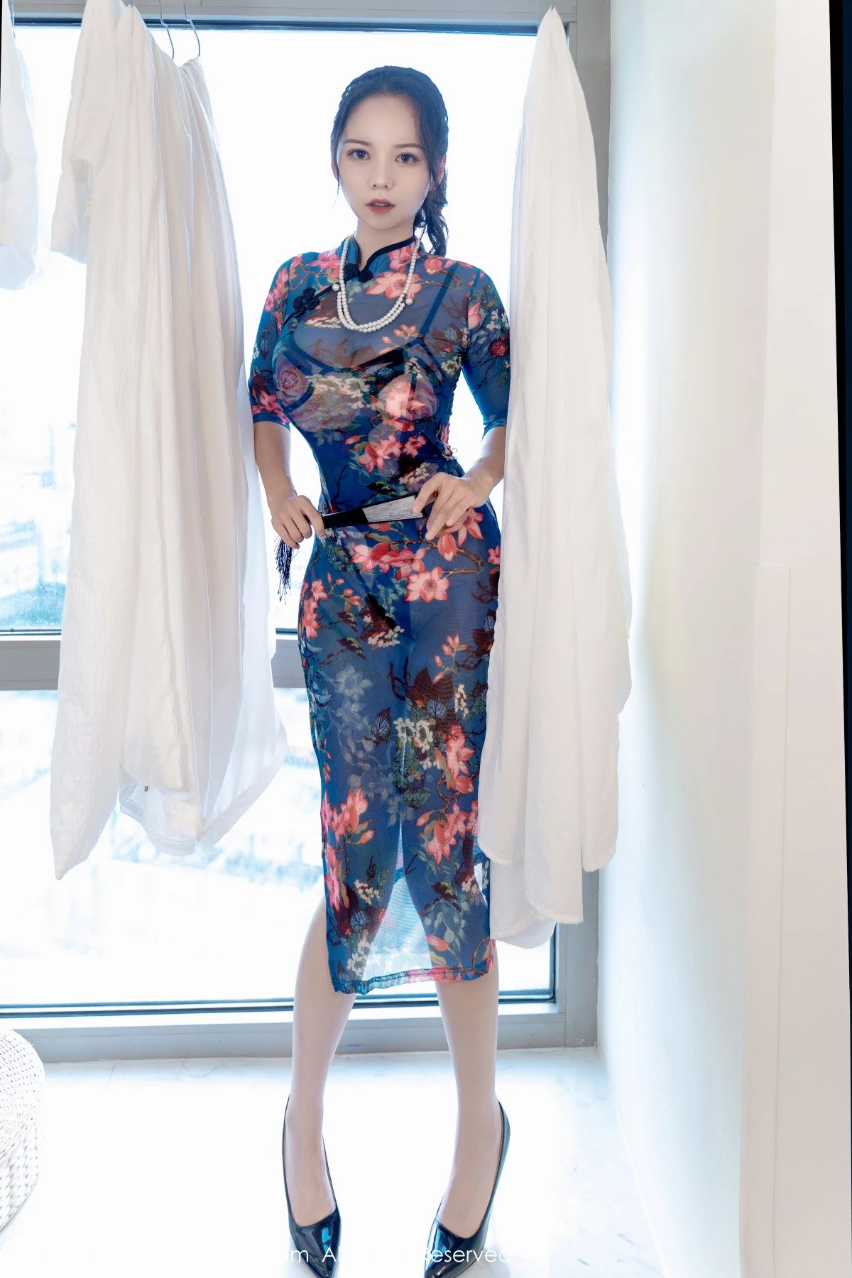 [[XiuRen秀人网]秀人网]No.5819_模特大美妞儿私房半脱薄透旗袍露性感内衣配蕾丝肉袜诱惑写真63P