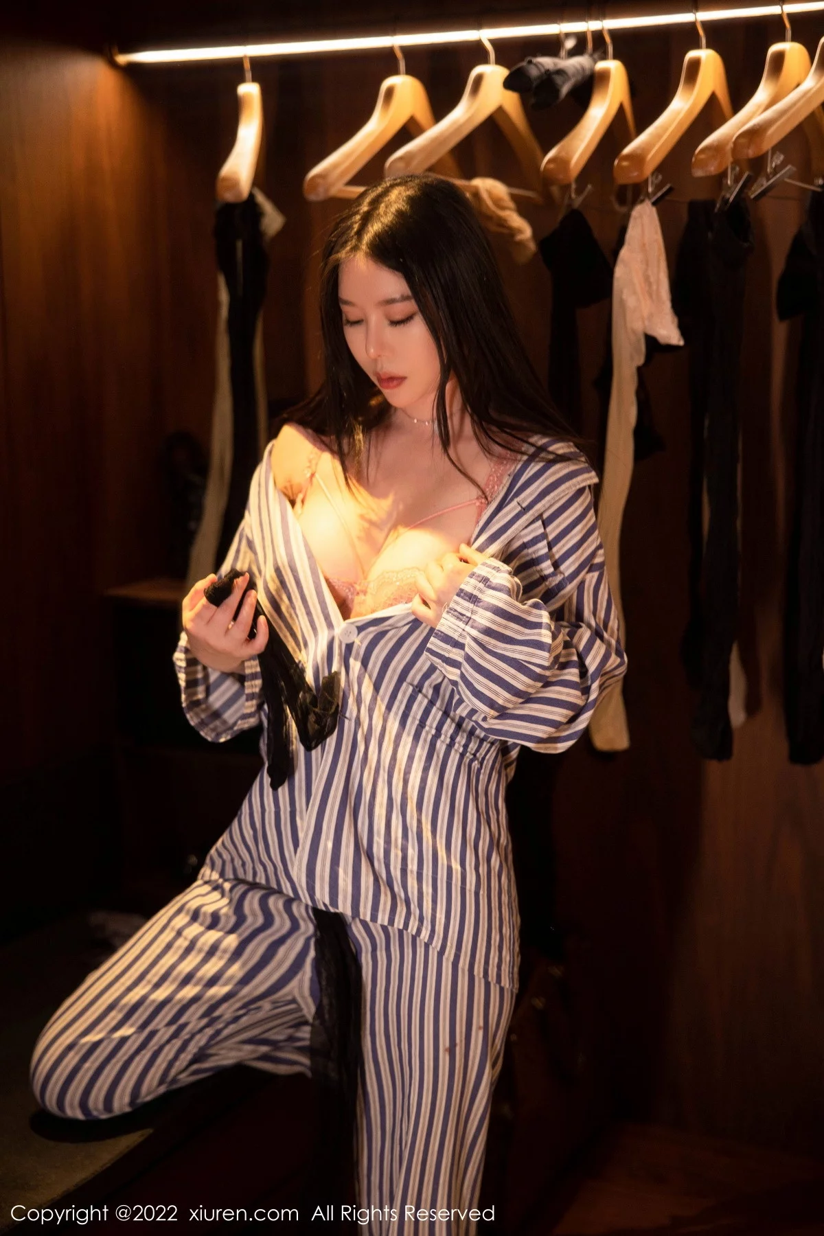 [[XiuRen秀人网]秀人网]No.5820_模特白茹雪私房脱竖条衬衫露性感粉色内衣配超薄肉丝诱惑写真82P