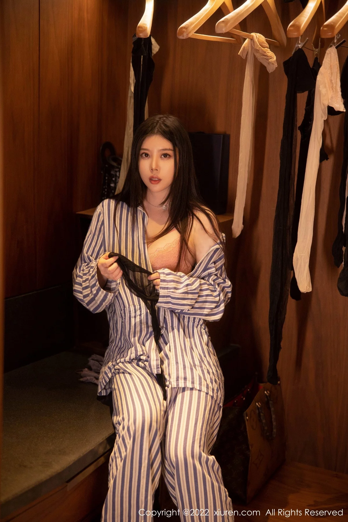 [[XiuRen秀人网]秀人网]No.5820_模特白茹雪私房脱竖条衬衫露性感粉色内衣配超薄肉丝诱惑写真82P