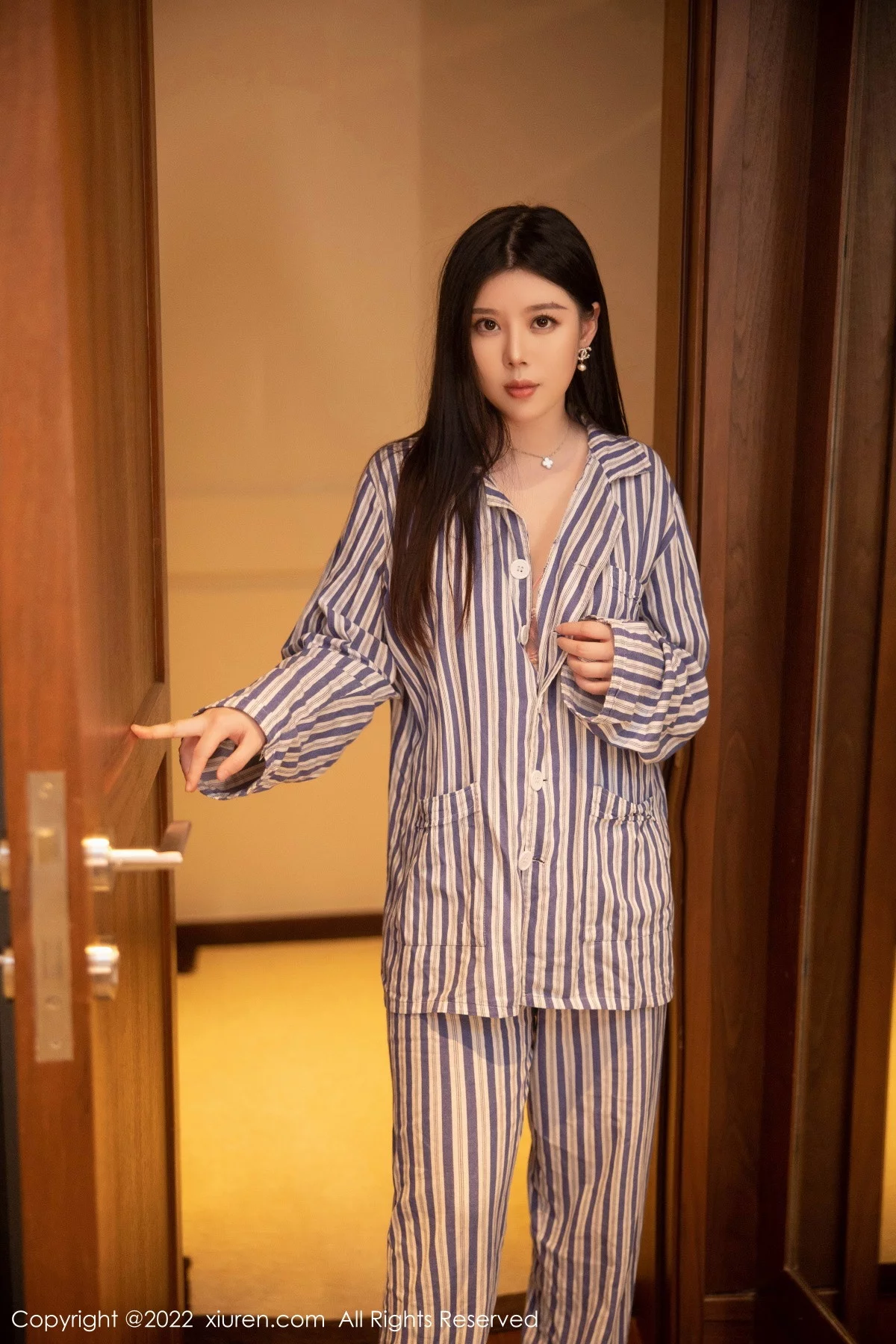 [[XiuRen秀人网]秀人网]No.5820_模特白茹雪私房脱竖条衬衫露性感粉色内衣配超薄肉丝诱惑写真82P