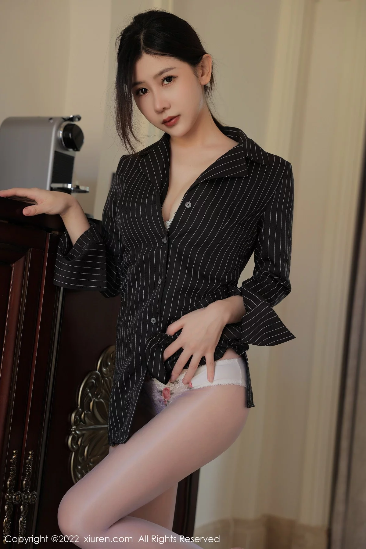 [[XiuRen秀人网]秀人网]No.5828_模特尹甜甜海南旅拍黑色T恤上衣配紫色丝袜露蕾丝内衣诱惑写真58P