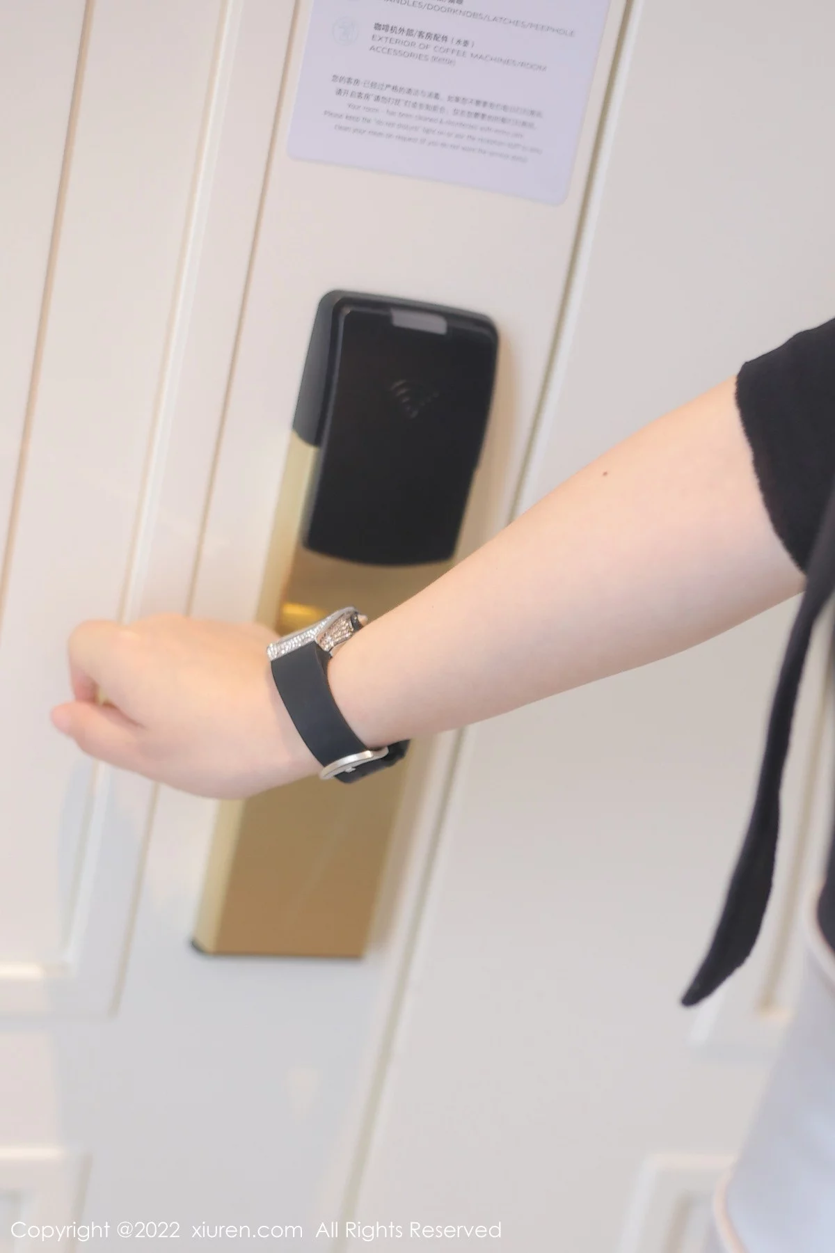 [[XiuRen秀人网]秀人网]No.5829_模特诗诗kiki黑色上衣配浅灰色短裙露性感蕾丝内衣惹火诱惑写真92P