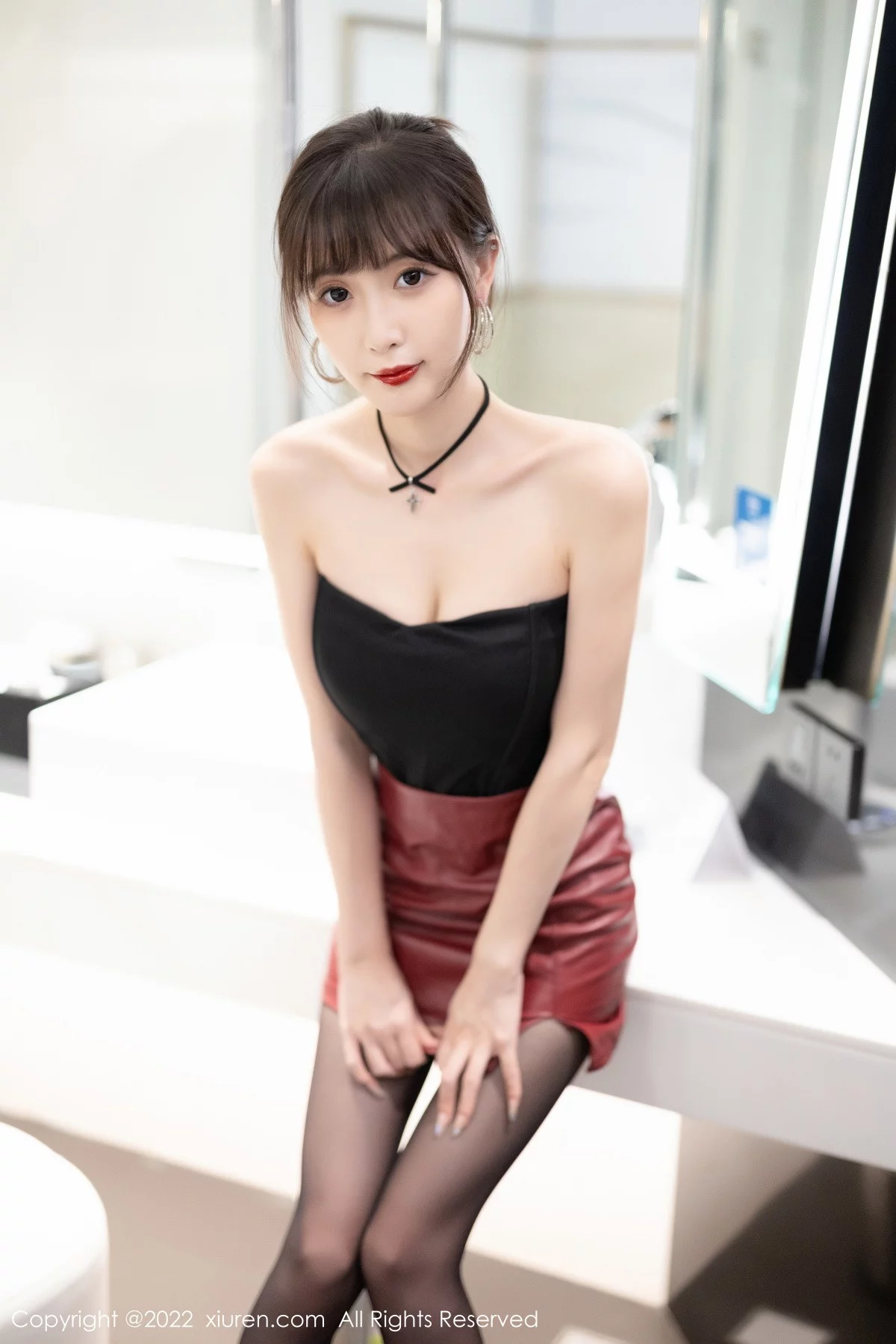 [[XiuRen秀人网]秀人网]No.5831_模特林星阑黑色露肩上衣配红色皮质短裙秀超薄无内黑丝诱惑写真88P