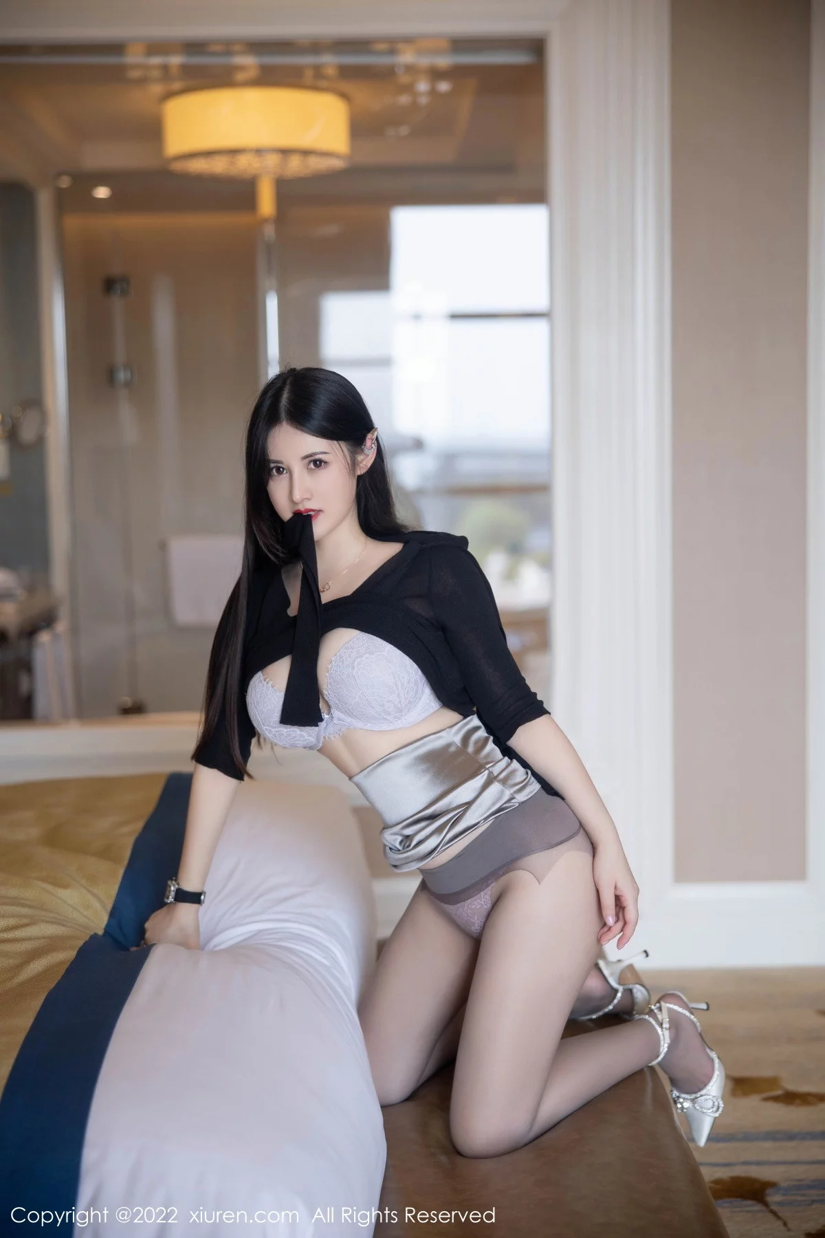 [[XiuRen秀人网]秀人网]No.5829_模特诗诗kiki黑色上衣配浅灰色短裙露性感蕾丝内衣惹火诱惑写真92P