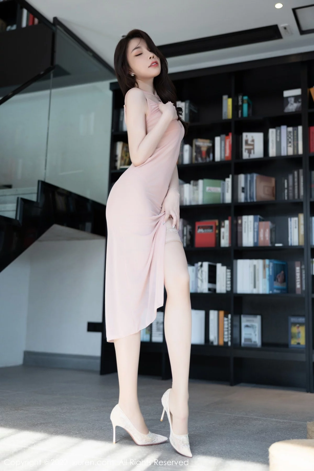 [[XiuRen秀人网]秀人网]No.5839_女神徐莉芝Booty性感粉灰色露肩连衣裙配超薄肉丝迷人诱惑写真86P