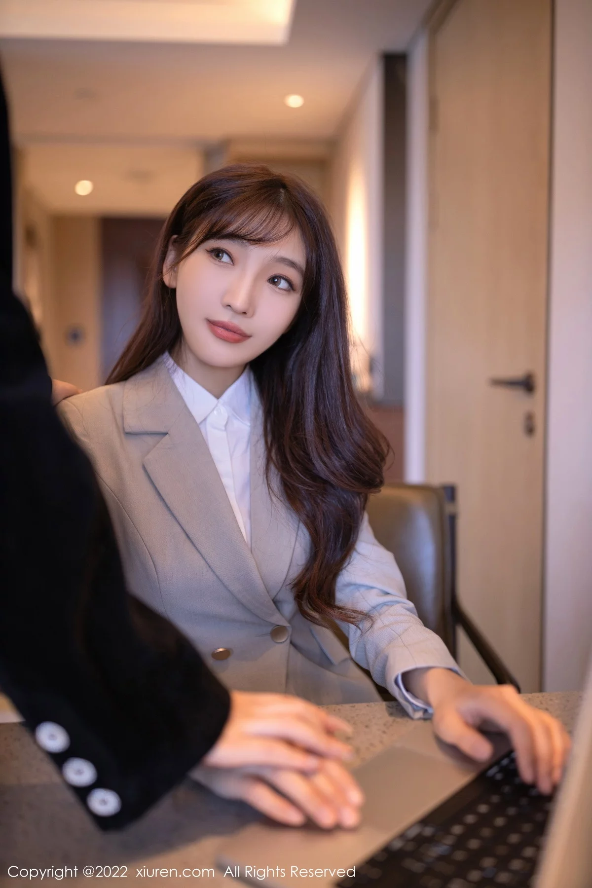 [[XiuRen秀人网]秀人网]No.5840_模特陆萱萱北京旅拍催眠主题脱灰色制服露红色蕾丝内衣诱惑写真80P