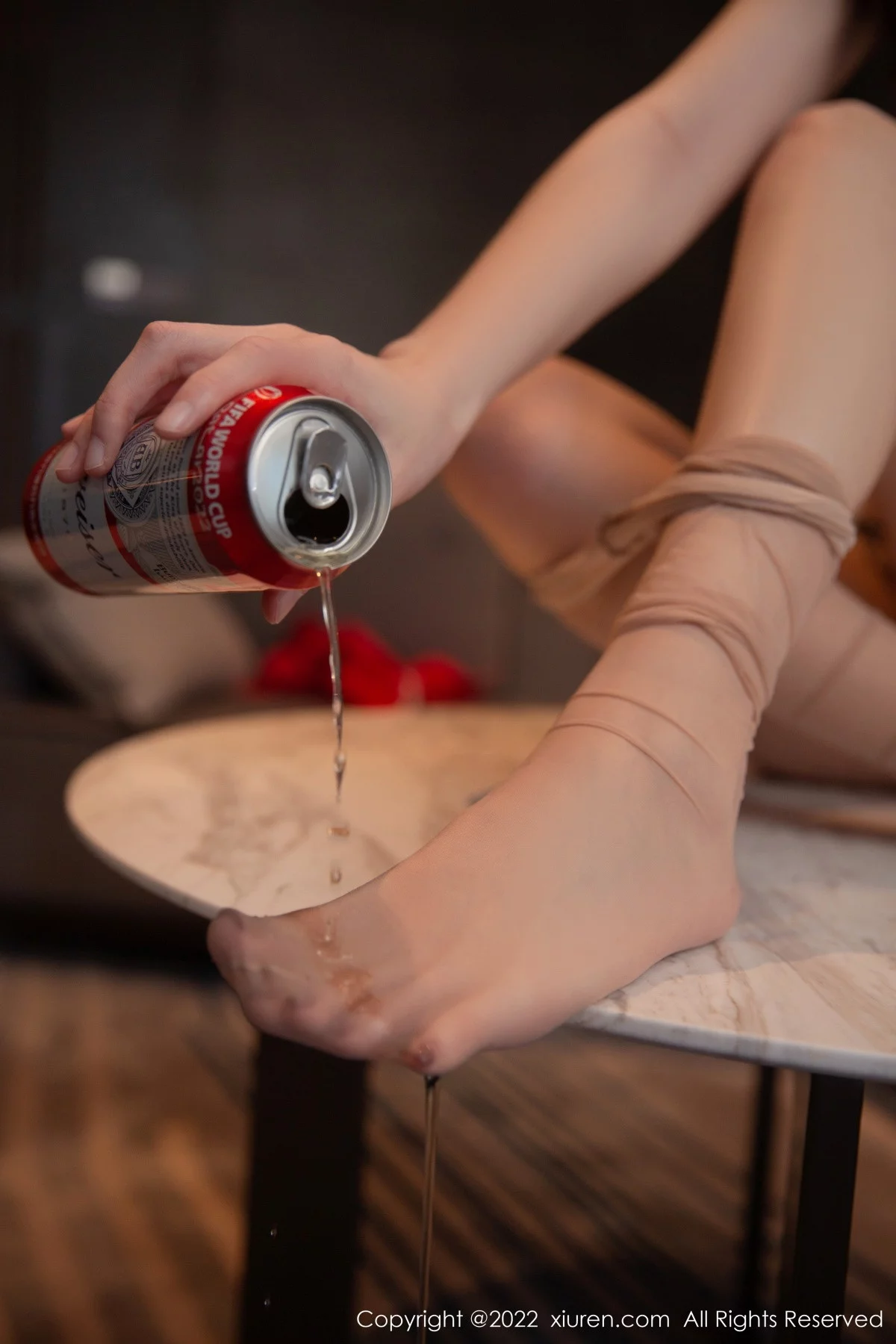 [[XiuRen秀人网]秀人网]No.5836_模特是小逗逗醉酒主题白色轻透收身上衣配红短裙迷人诱惑写真80P