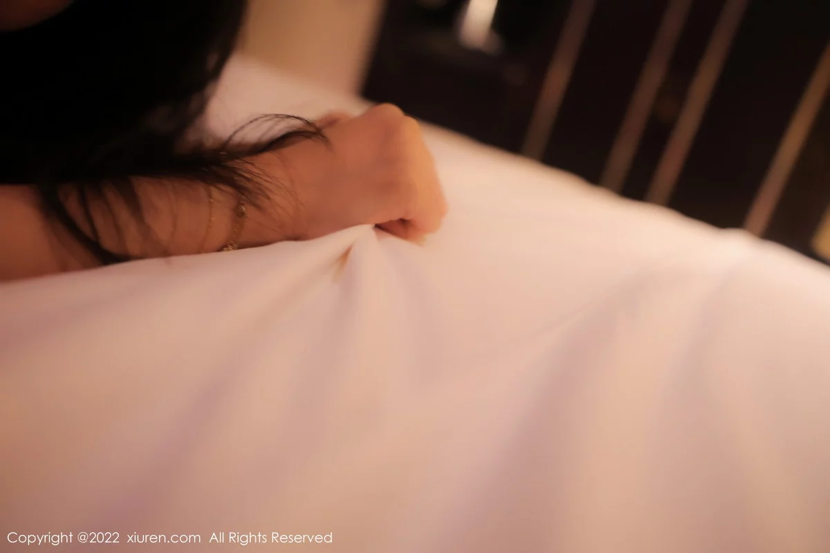 [[XiuRen秀人网]秀人网]No.5833_新人模特司柠性感黑色吊带短裙配超薄无内黑丝秀翘臀诱惑写真63P