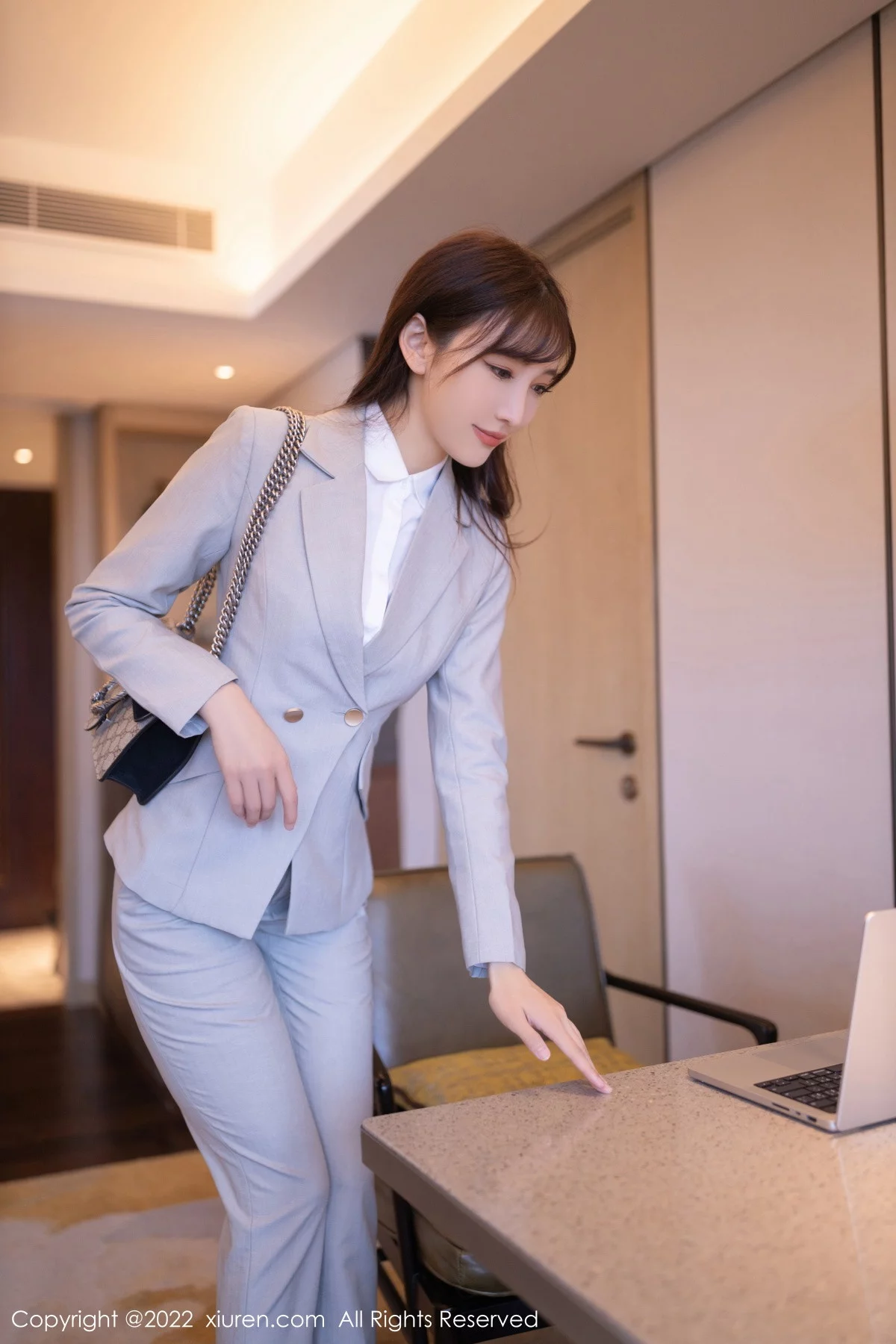 [[XiuRen秀人网]秀人网]No.5840_模特陆萱萱北京旅拍催眠主题脱灰色制服露红色蕾丝内衣诱惑写真80P