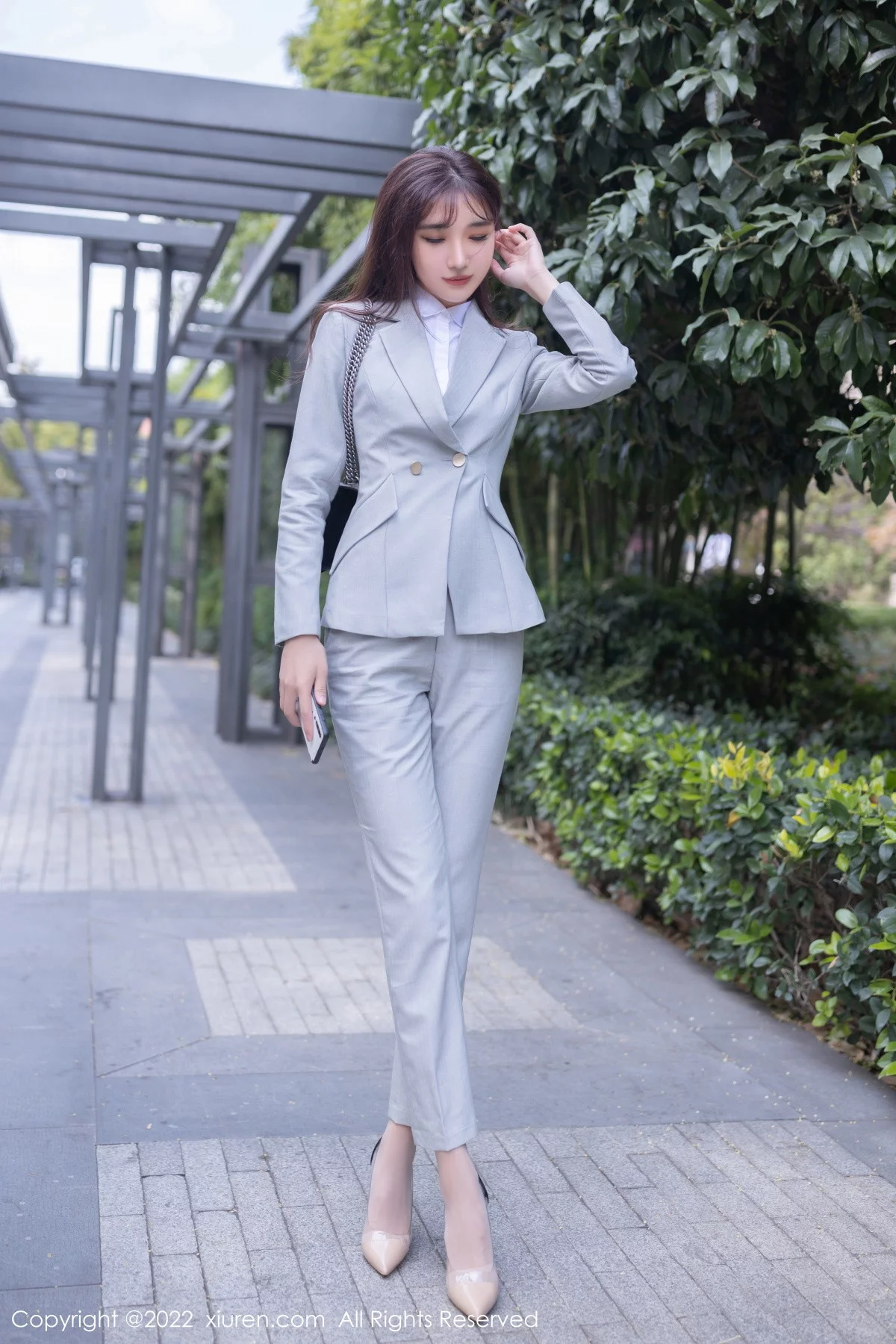 [[XiuRen秀人网]秀人网]No.5840_模特陆萱萱北京旅拍催眠主题脱灰色制服露红色蕾丝内衣诱惑写真80P