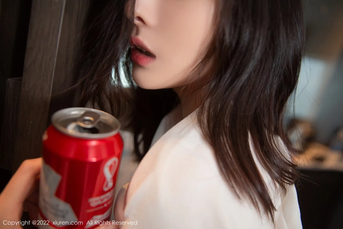 [[XiuRen秀人网]秀人网]No.5836_模特是小逗逗醉酒主题白色轻透收身上衣配红短裙迷人诱惑写真80P