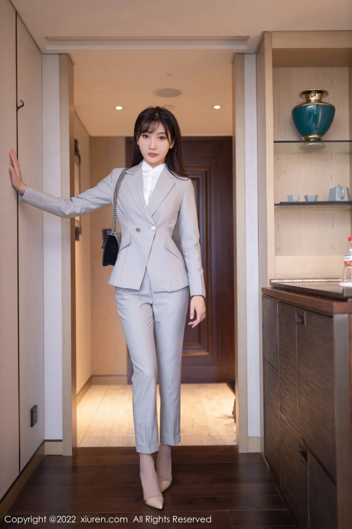 [[XiuRen秀人网]秀人网]No.5840_模特陆萱萱北京旅拍催眠主题脱灰色制服露红色蕾丝内衣诱惑写真80P