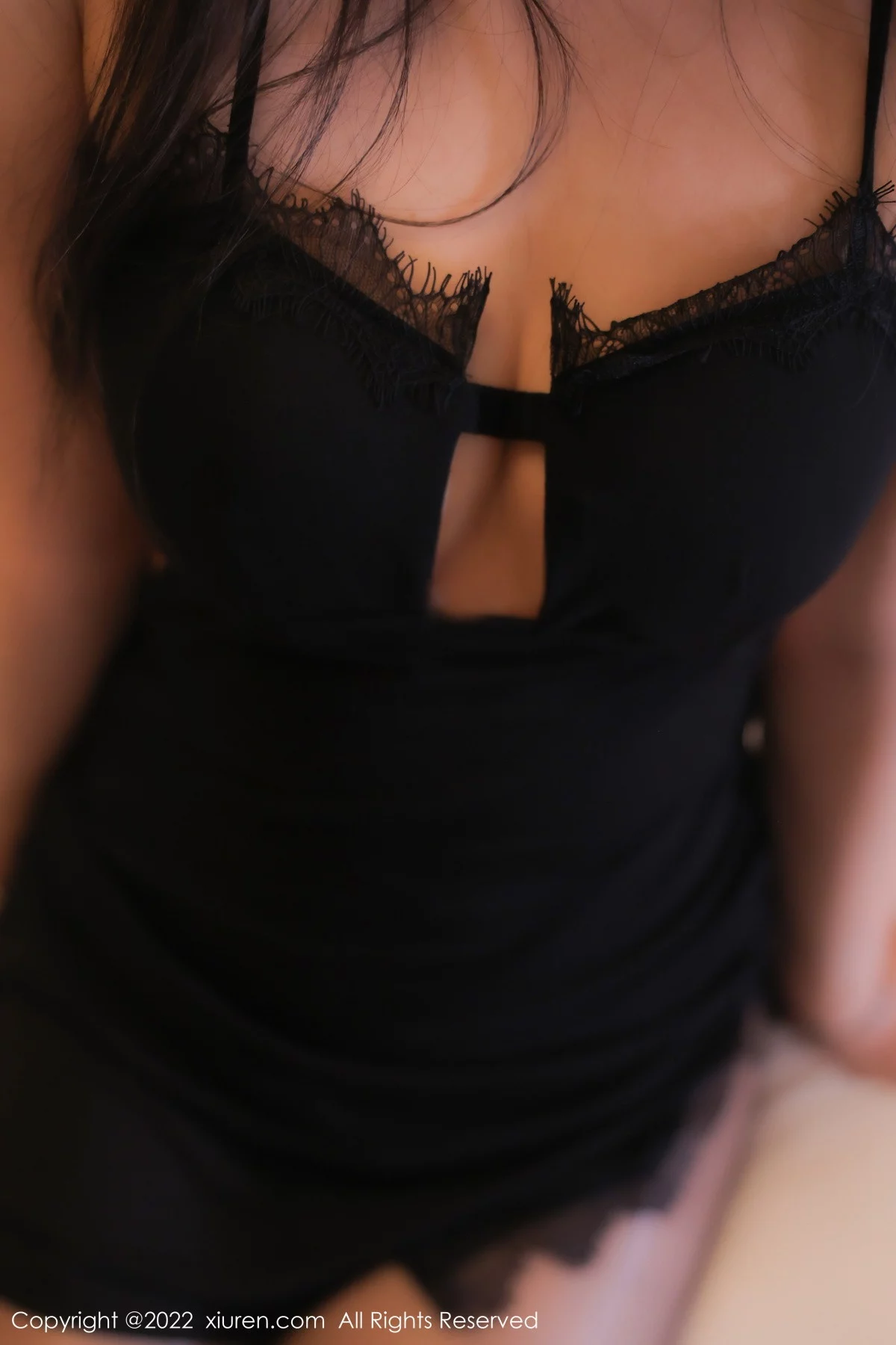 [[XiuRen秀人网]秀人网]No.5833_新人模特司柠性感黑色吊带短裙配超薄无内黑丝秀翘臀诱惑写真63P