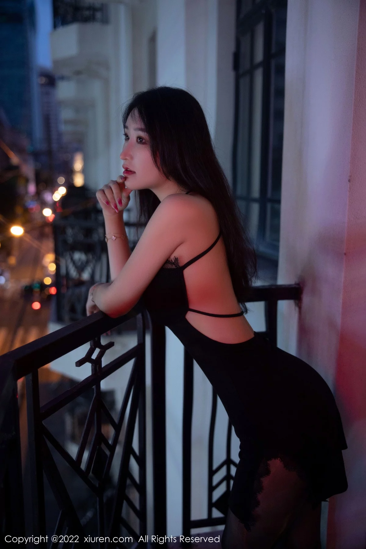 [[XiuRen秀人网]秀人网]No.5833_新人模特司柠性感黑色吊带短裙配超薄无内黑丝秀翘臀诱惑写真63P