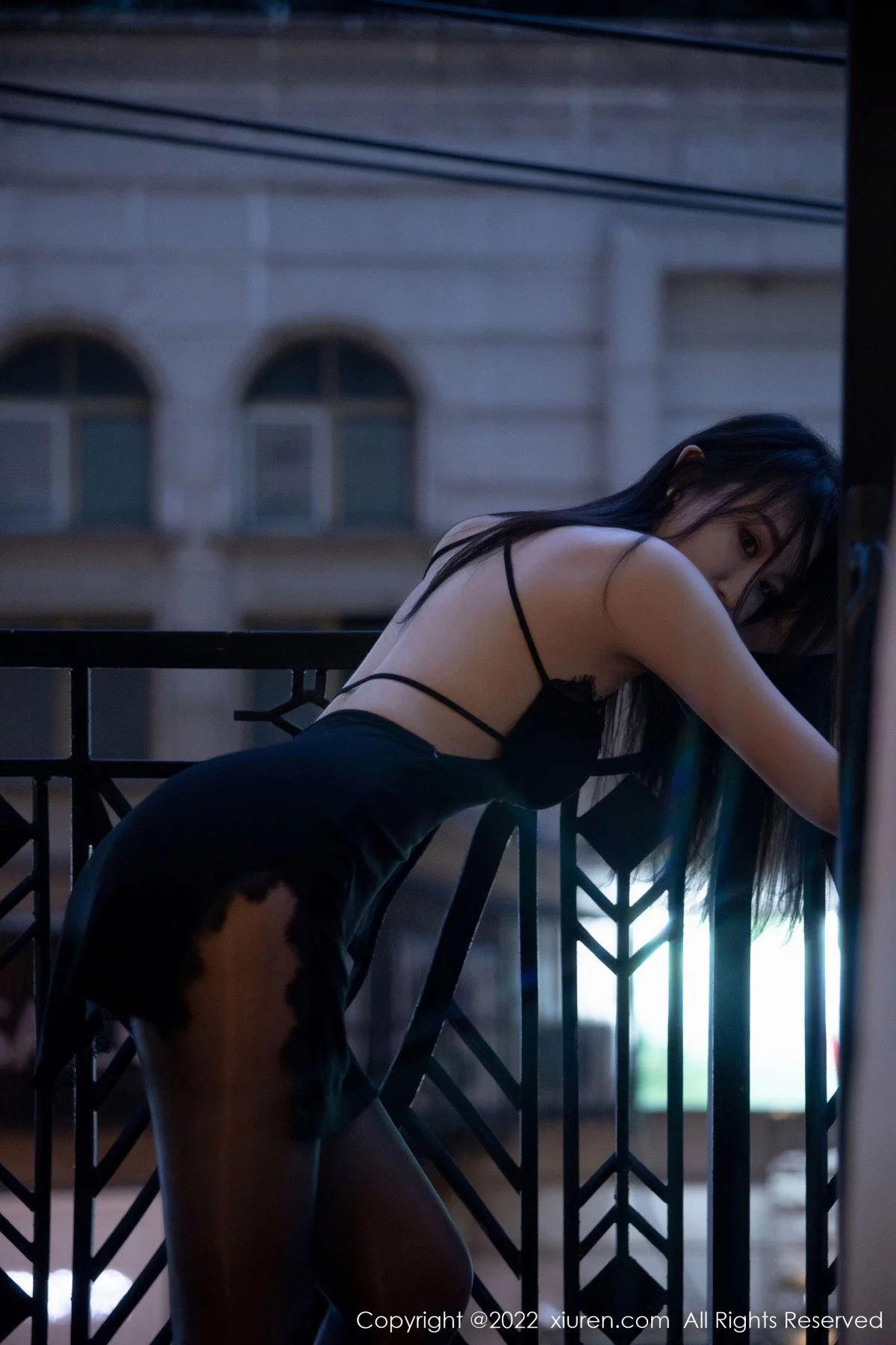 [[XiuRen秀人网]秀人网]No.5833_新人模特司柠性感黑色吊带短裙配超薄无内黑丝秀翘臀诱惑写真63P