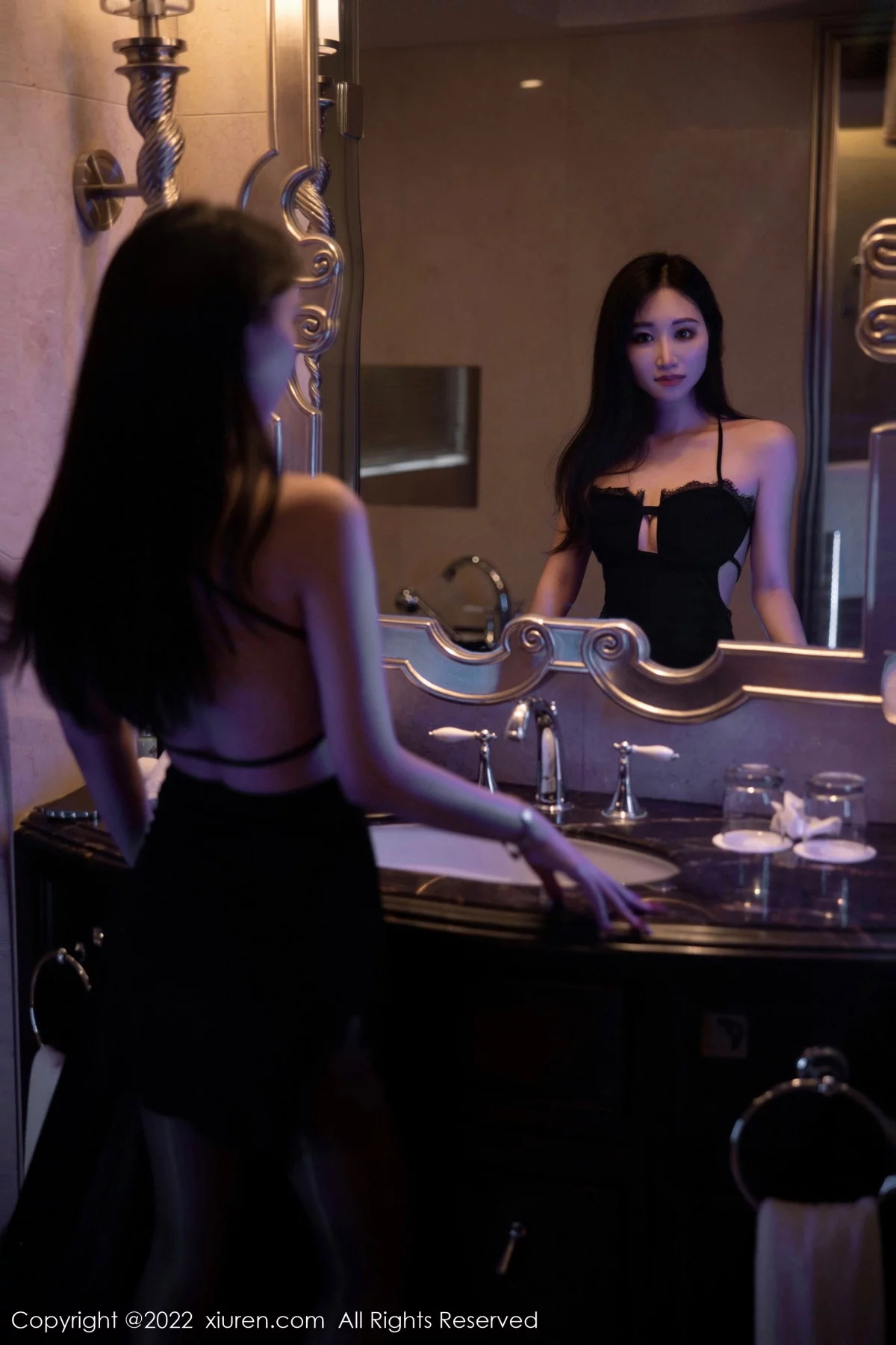 [[XiuRen秀人网]秀人网]No.5833_新人模特司柠性感黑色吊带短裙配超薄无内黑丝秀翘臀诱惑写真63P