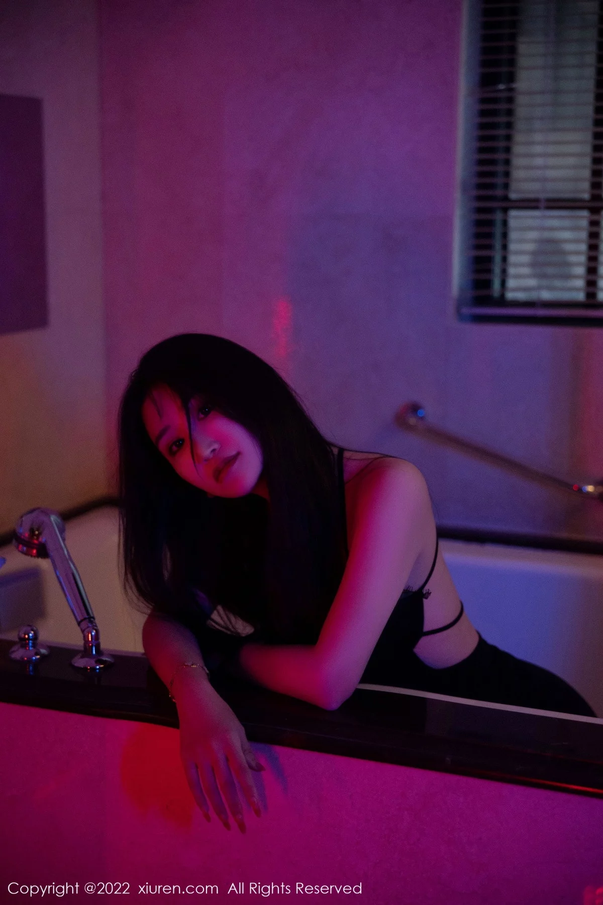 [[XiuRen秀人网]秀人网]No.5833_新人模特司柠性感黑色吊带短裙配超薄无内黑丝秀翘臀诱惑写真63P