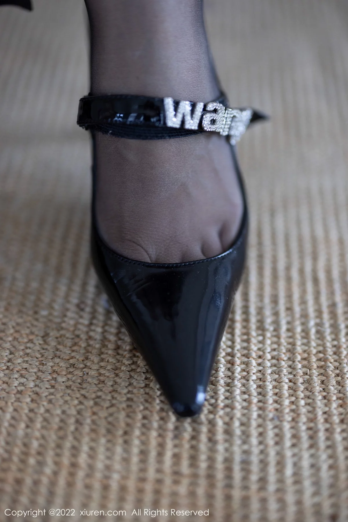 [[XiuRen秀人网]秀人网]No.5837_模特可乐Vicky性感黑色侧开长裙配超薄黑丝秀曼妙身姿迷人写真85P