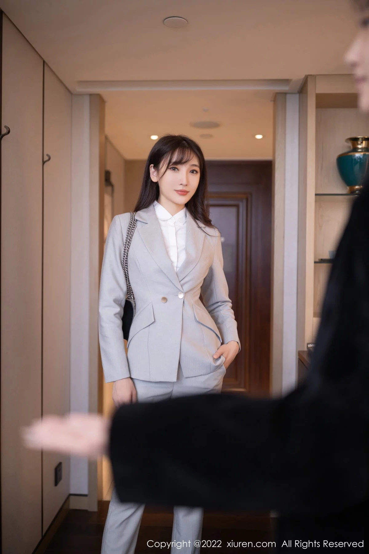 [[XiuRen秀人网]秀人网]No.5840_模特陆萱萱北京旅拍催眠主题脱灰色制服露红色蕾丝内衣诱惑写真80P