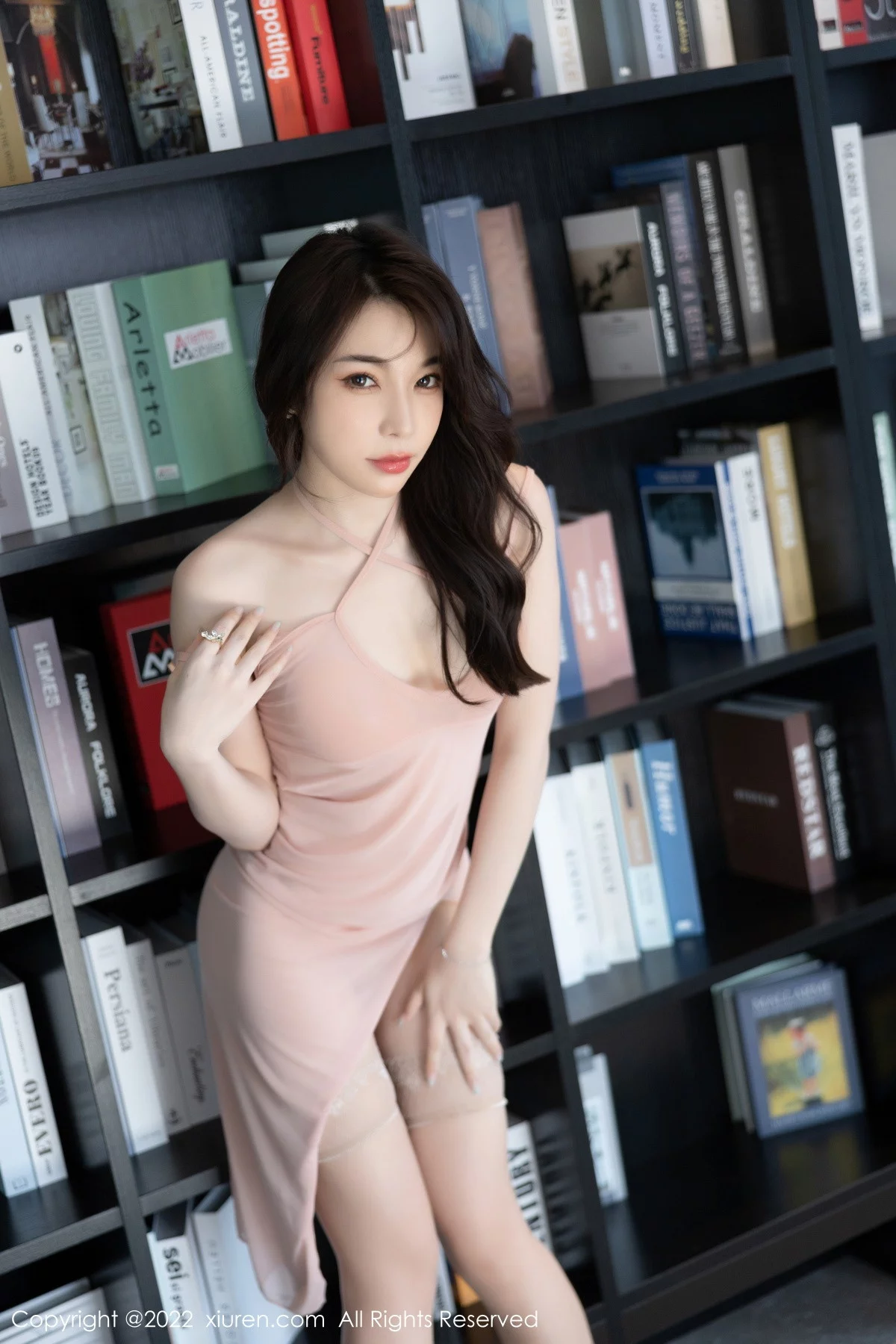 [[XiuRen秀人网]秀人网]No.5839_女神徐莉芝Booty性感粉灰色露肩连衣裙配超薄肉丝迷人诱惑写真86P