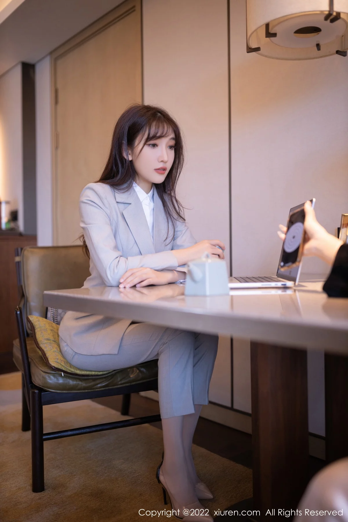 [[XiuRen秀人网]秀人网]No.5840_模特陆萱萱北京旅拍催眠主题脱灰色制服露红色蕾丝内衣诱惑写真80P