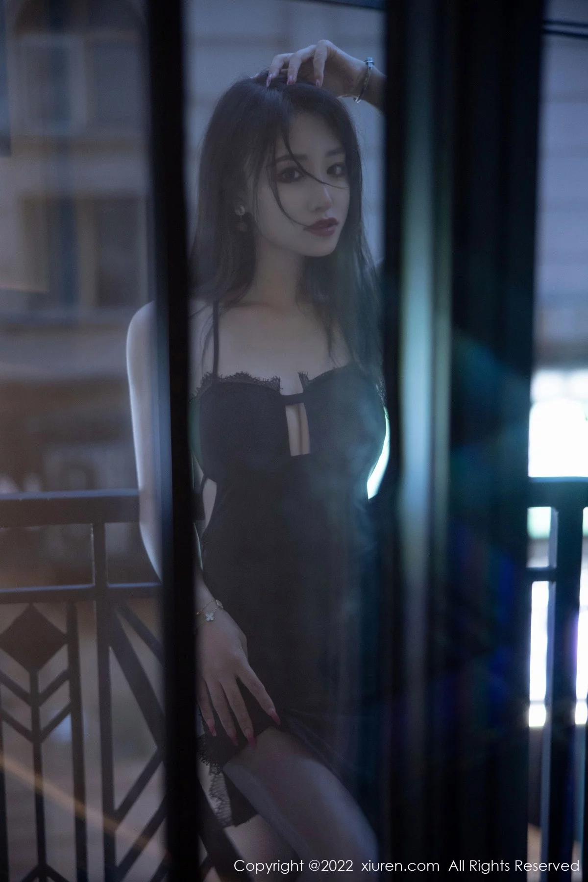 [[XiuRen秀人网]秀人网]No.5833_新人模特司柠性感黑色吊带短裙配超薄无内黑丝秀翘臀诱惑写真63P