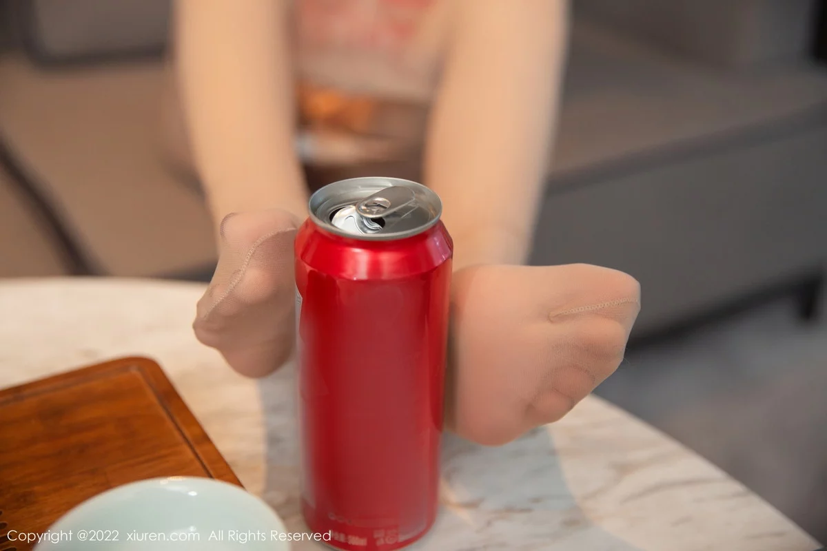 [[XiuRen秀人网]秀人网]No.5836_模特是小逗逗醉酒主题白色轻透收身上衣配红短裙迷人诱惑写真80P